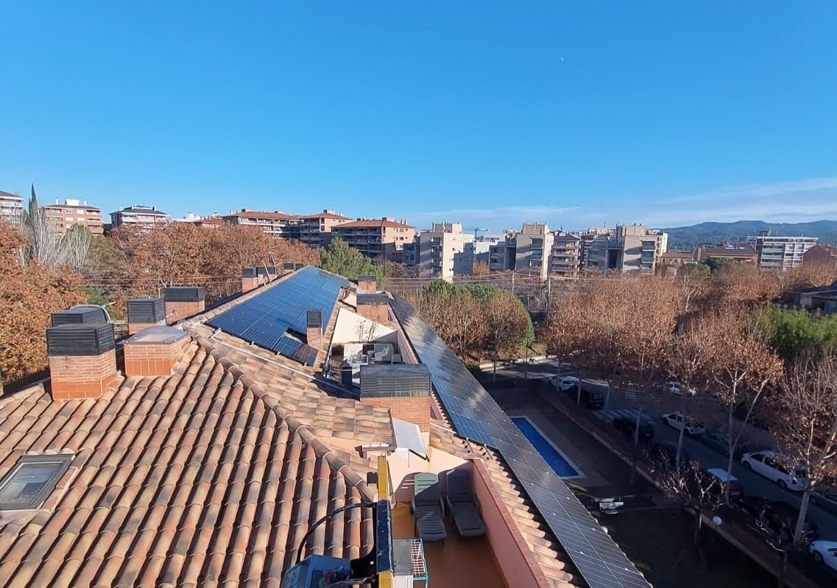 ☀ Avui tornem a presentar un cas d&rsquo;&egrave;xit d&rsquo;una instal&middot;laci&oacute; fotovoltaica col&middot;lectiva. A la CP Manel Farr&egrave;s 29-31-33 hem dut a terme una planta de 40,8 kWp de la m&agrave; d&rsquo; @origensolar.es i @finqu