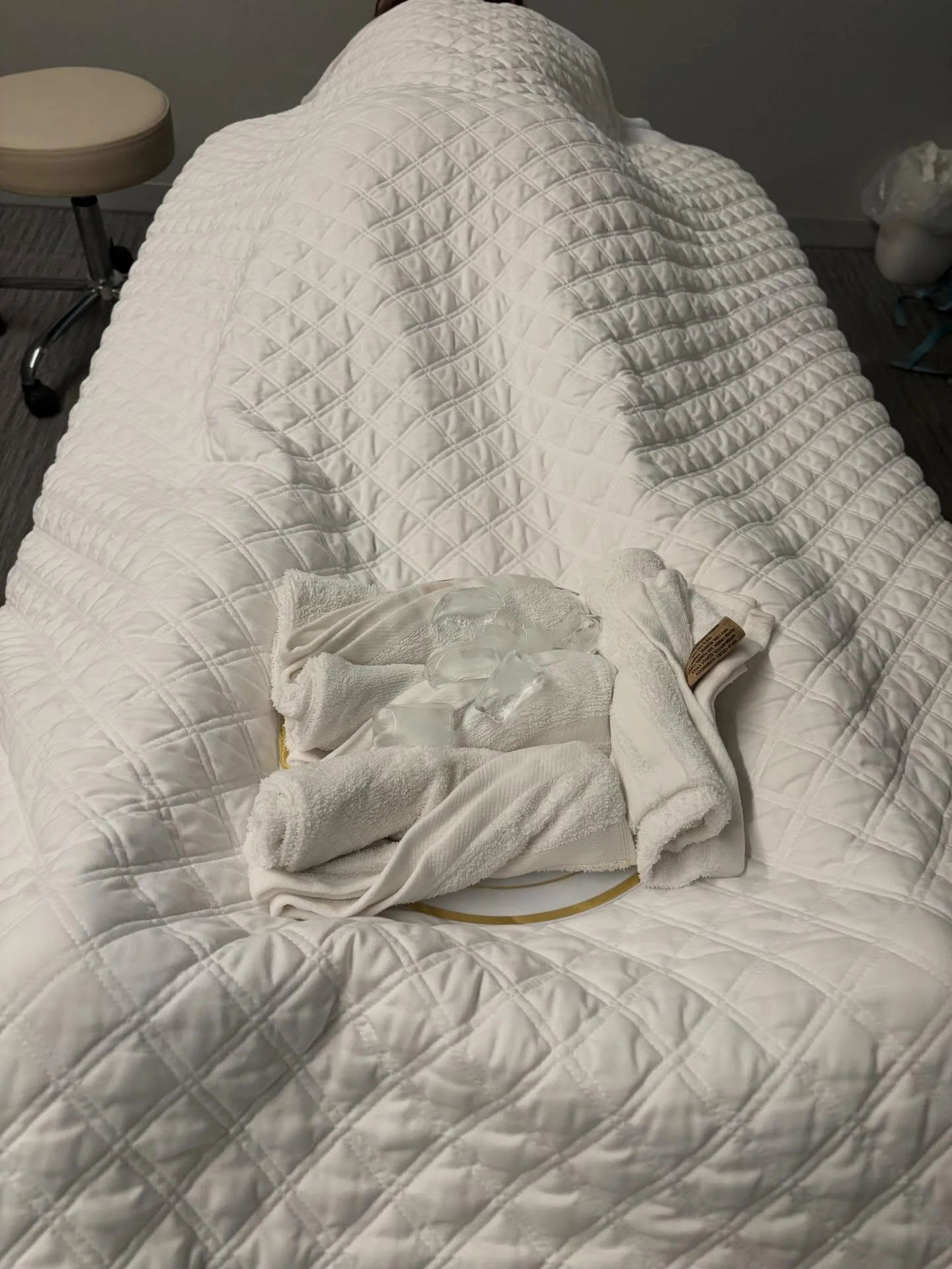 Would you try a Hot and Cold Massage? Hot and cold towels used alternately throughout your massage to help with circulation and inflammation, as well as temperature regulation during your session.

#explore #fyp #massage