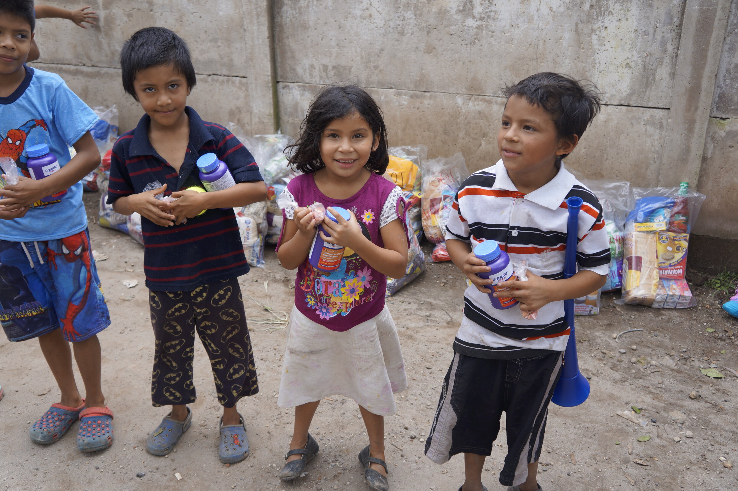 Neighborhood kids recieve gifts in El Salvador 2017.JPG