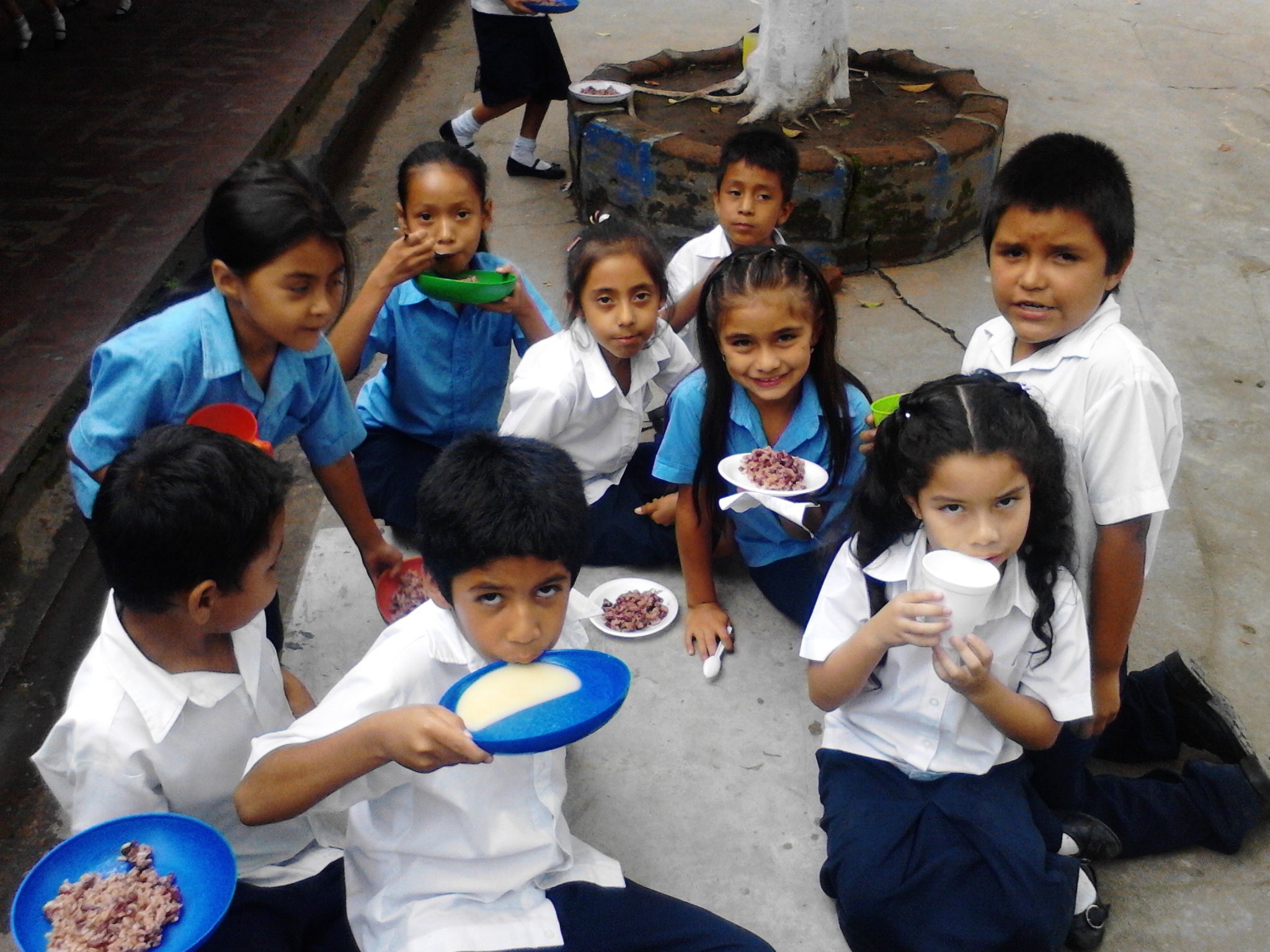El Salvador kids eating.jpg