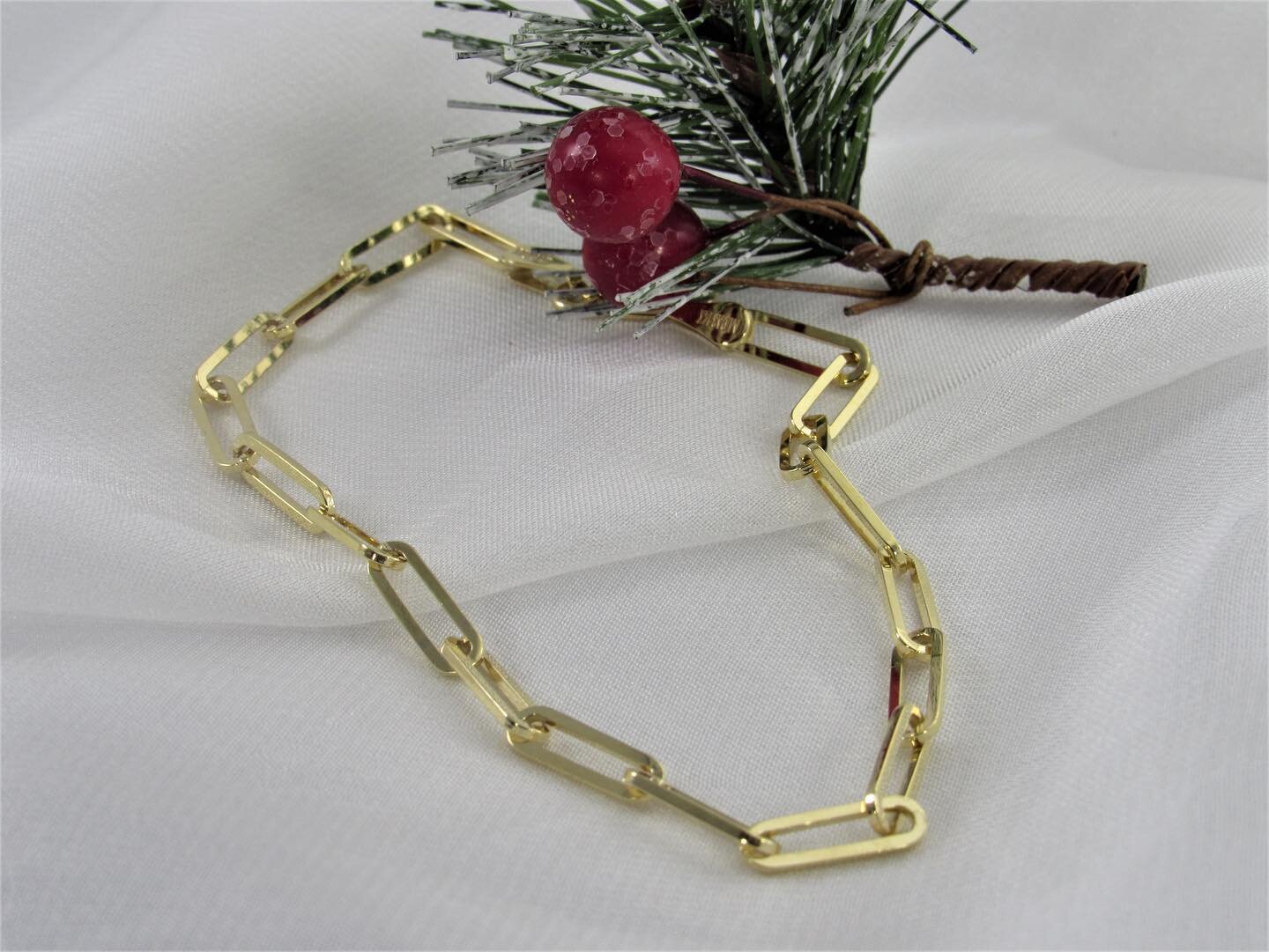 Our popular and stylish &ldquo;paperclip&rdquo; bracelet in 14k yellow gold makes a luxurious stocking stuffer!! 🎁  #thejewelersbenchhershey #hershey #hersheypa #jewelery #jeweler #fashion #gold #goldbracelet #paperclip #paperclipbracelet #yellowgol