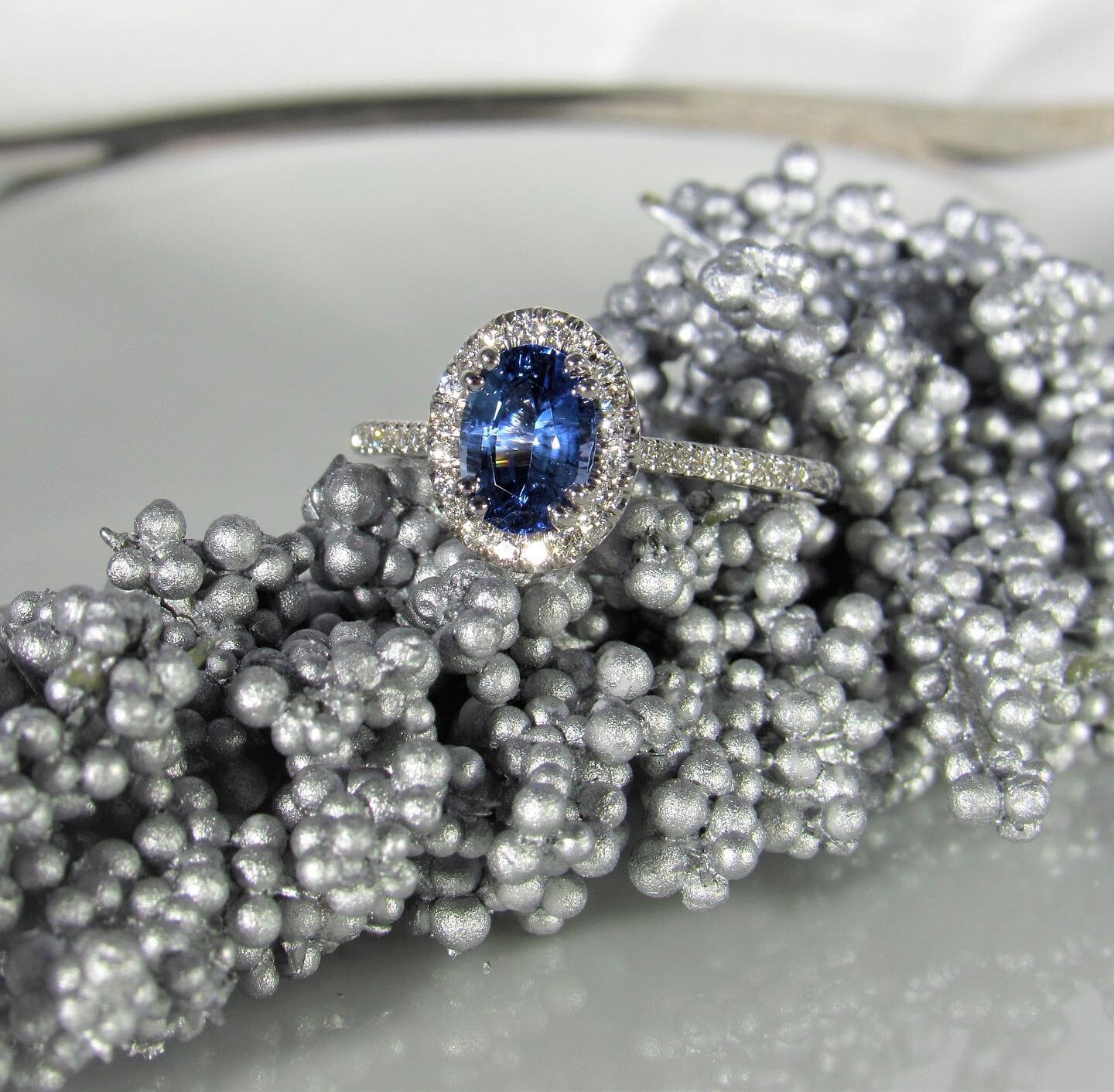 Celebrate the holidays with a beautiful Ceylon sapphire and diamond ring! 💙 

#thejewelersbenchhershey #hershey #hersheypa #ceylonsapphire #diamond #diamonds #halo #haloring #holidayseason #holidaynails #jewelry #ring #showmeyourrings #jeweler #show