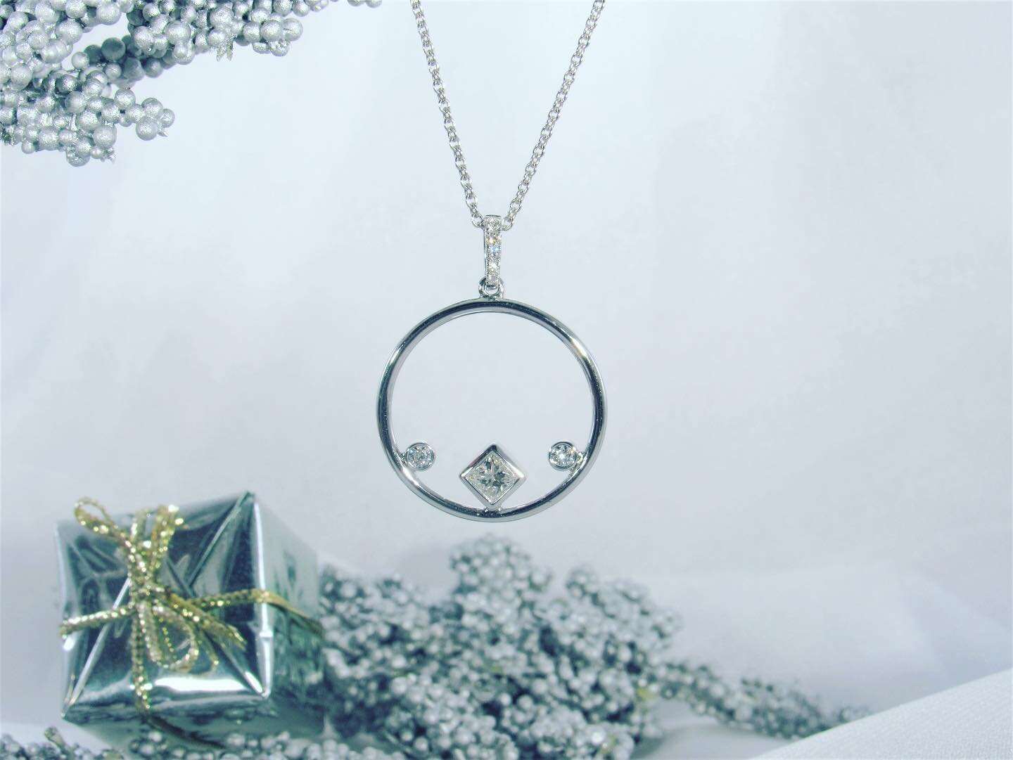 Let the the year come full circle with our  unique spin on the traditional!  A sparkling addition to holiday silver &amp; gold.

💎We will be open today, 10am until 530pm &amp; Christmas Eve 10am until 2pm.  Stop in and check off your list!

#thejewe