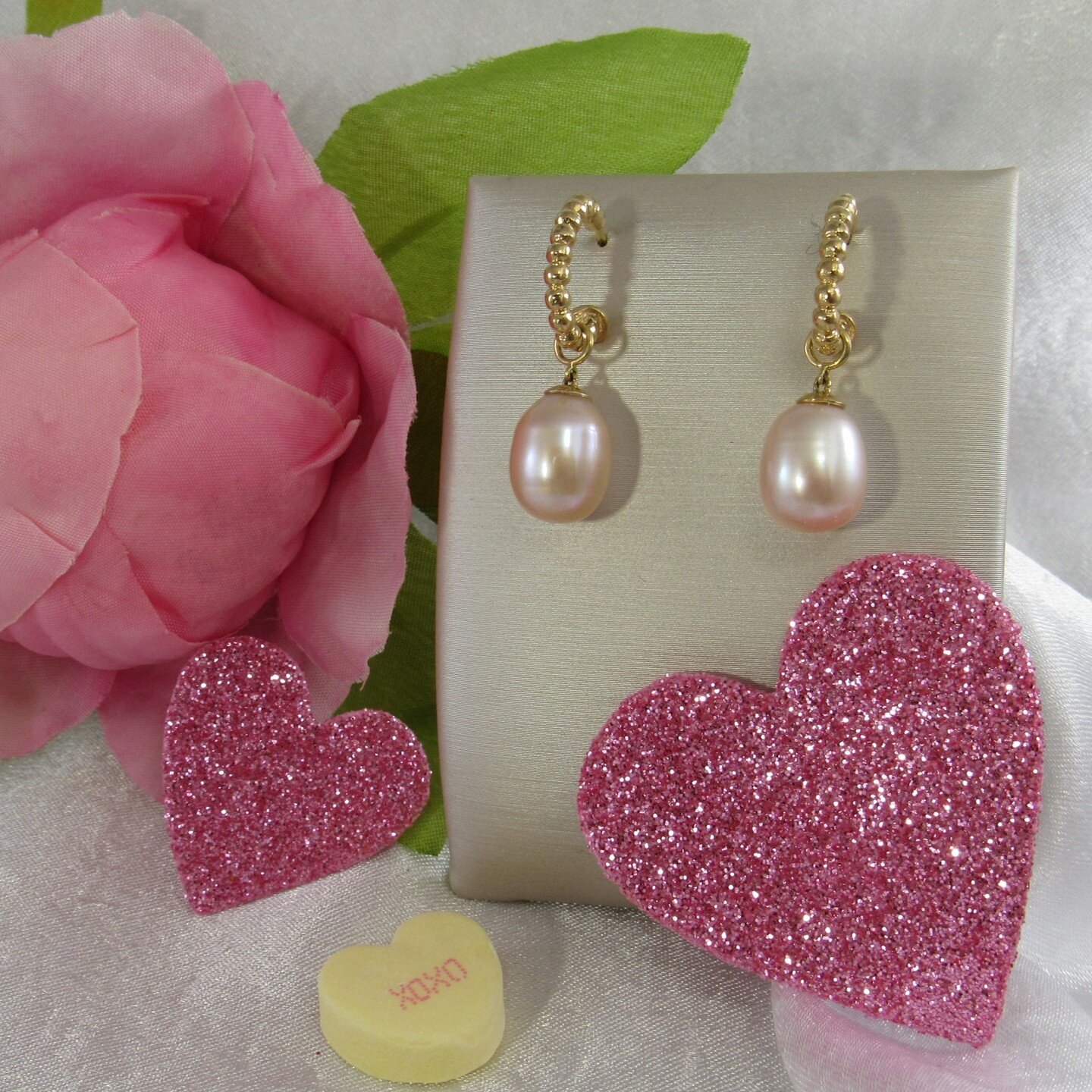 Sugar up your sweetie this Valentine's Day weekend with pink pearl dangles! ❤️ 

#thejewelersbenchhershey #hershey #valentine #valentinesday #galentinesday #earrings #pearl #pearlearrings #yellowgold #gift #giftideas #simpleandsweet #bemine #bemyvale