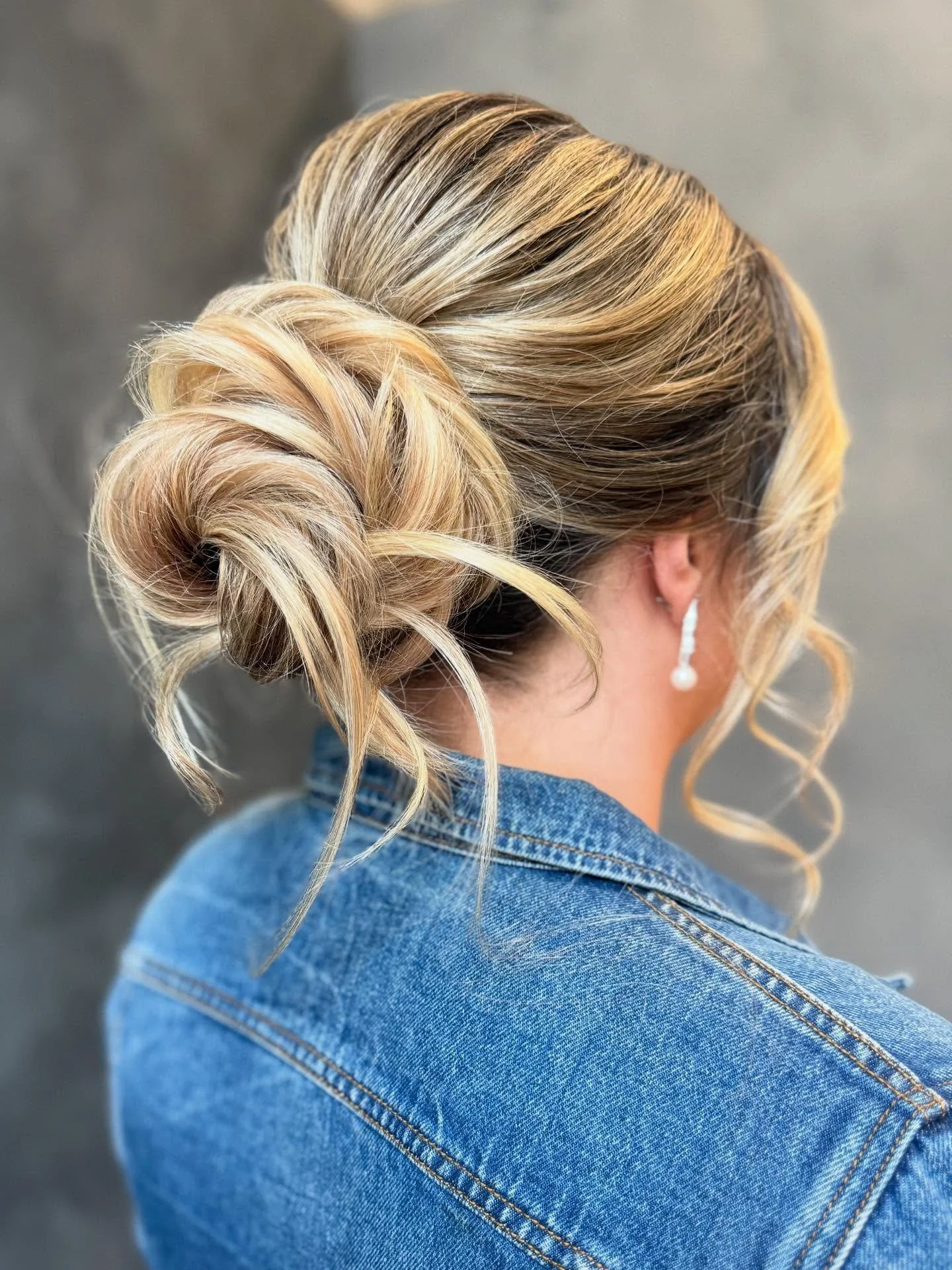 If you want to get an idea of how long your morning glam will be, here&rsquo;s the math!

🕕30 minutes for arrival and set up
🕐75-90 minutes for the person getting married
🕥45 minutes per additional style (UNLESS⬇️)
🕚60 minutes for people with ext