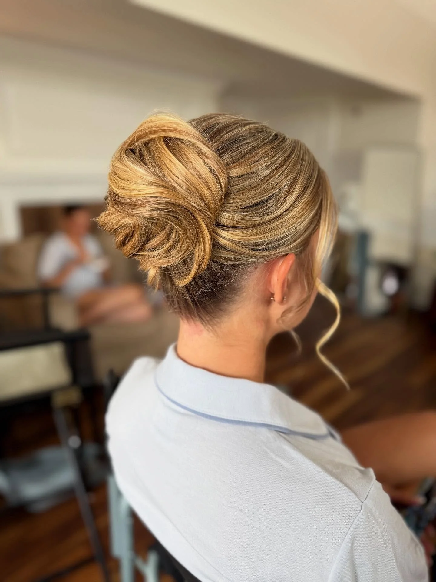 Bun/Twist Hybrid!  In case you are looking for something that&rsquo;s not a bun but not a twist but kinda like a bun with a twist.

#boston #bostonhair #bostonhairstylist #bostonwedding #bostonbride #bostonweddinghair #bostonbridalhair #bostonwedding