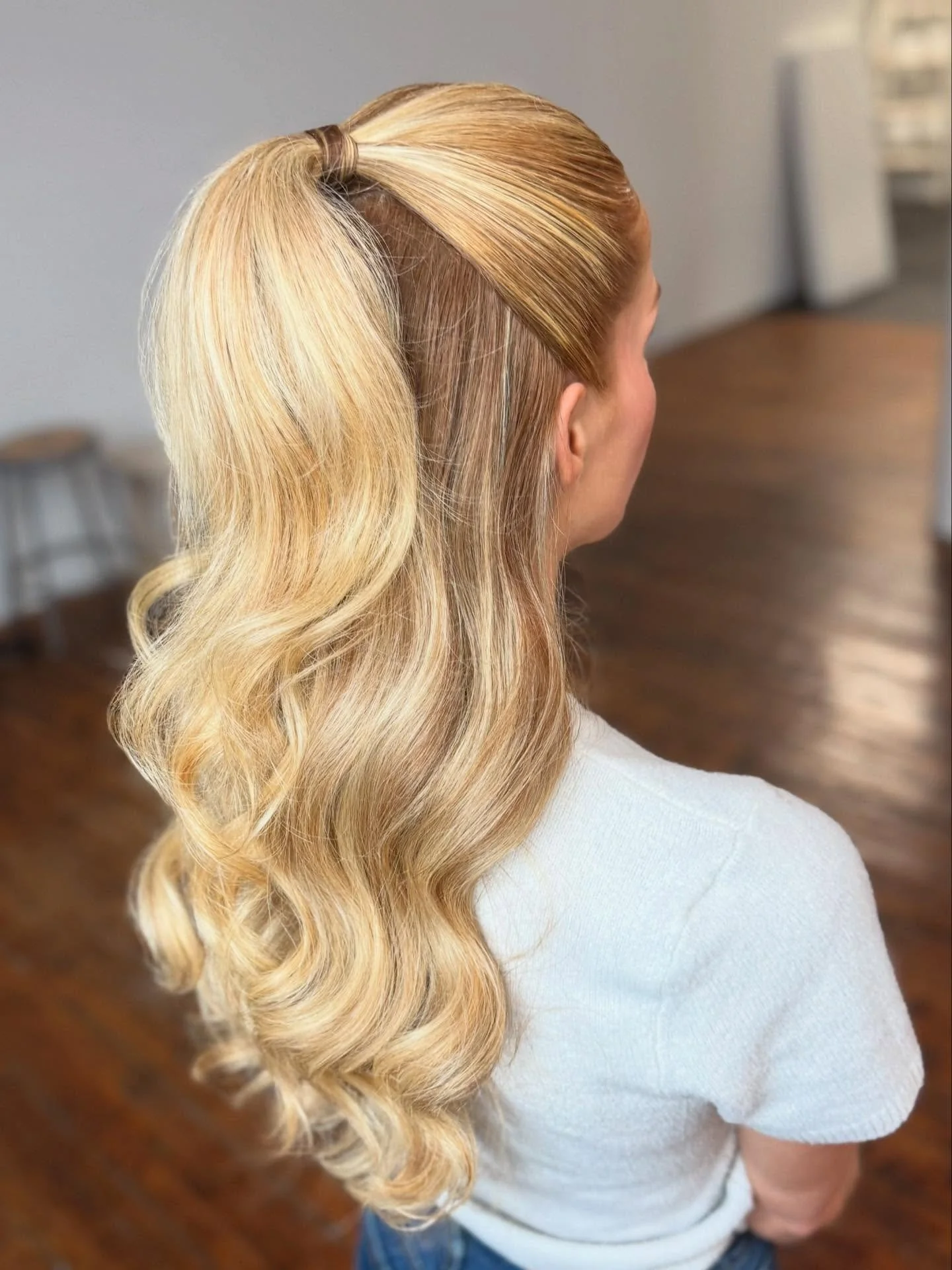 If you are looking for a style that is:

😻Fully out of your face
😻Mostly down
😻Lots of volume
😻Not really concerned with being curly

Try a half up high pony!

#boston #bostonhair #bostonhairstylist #bostonwedding #bostonweddinghair #bostonweddin