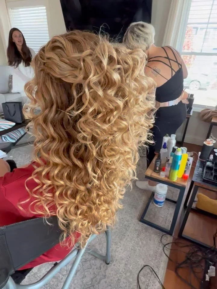 Your curls plus a little extra! (Swipe for inspo photo!)

If you are thinking of wearing your natural texture, you have options!

1️⃣Natural, as is, zero heat added.

2️⃣Natural + Enhanced, a mix of natural wave/curl and heat styled to match.

3️⃣Enh