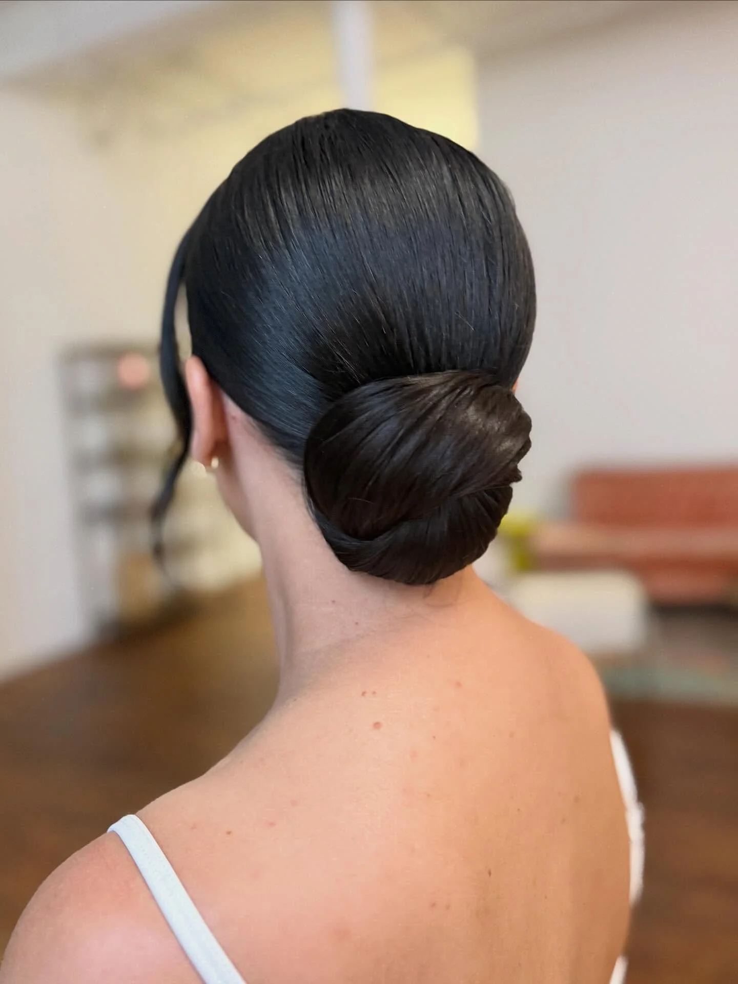 Sometimes all you need a a polished low bun!  Is this look on your vision board?  Save for your trial! 

#mybighairday #bostonbridalhair #bostonwedding #bostonweddinghair #bostonbride