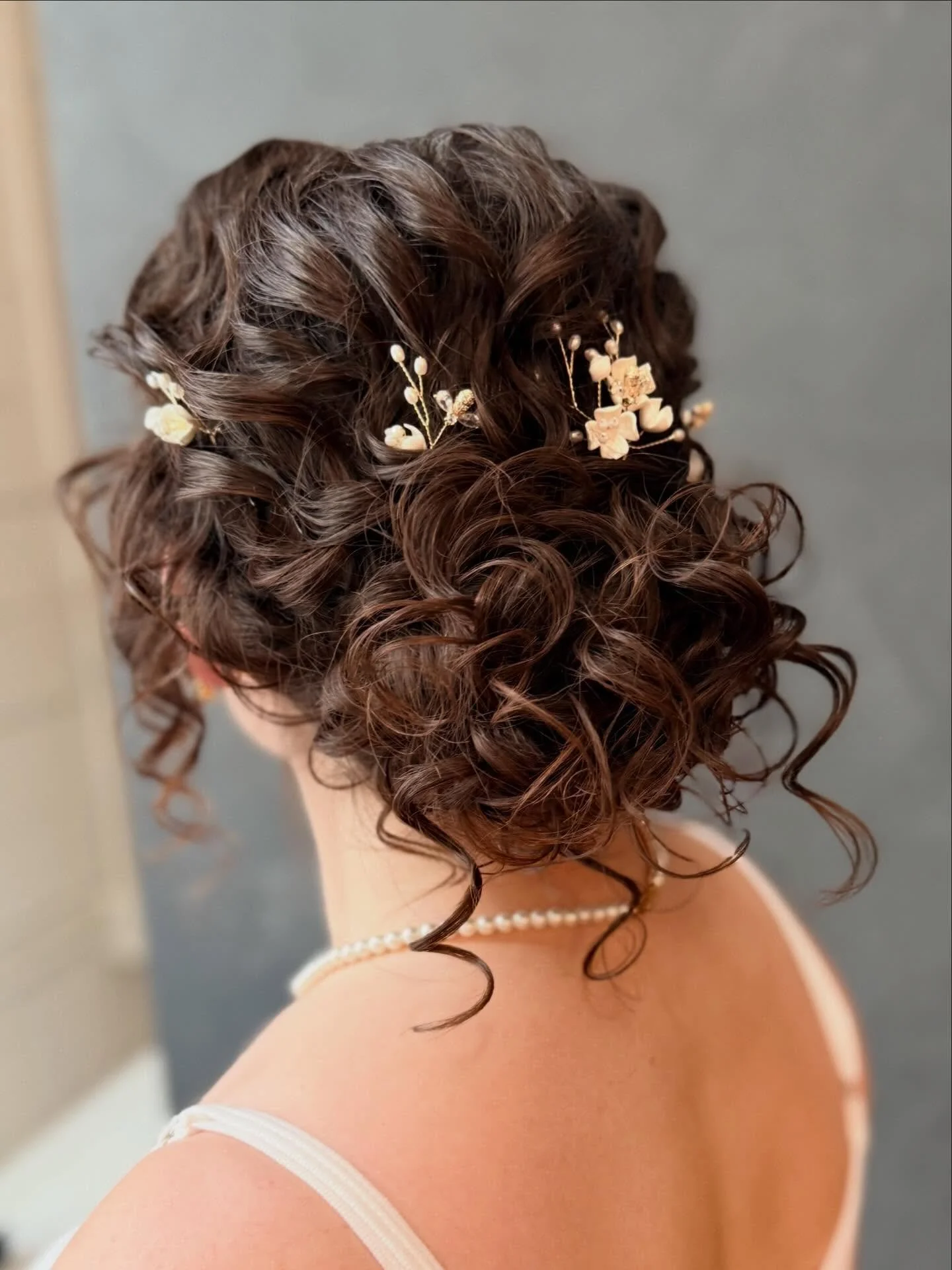 Forever on team natural curl!

If you are planning on wearing your natural curls, you would follow your normal curl routine and use the products you usually use on the morning of the wedding. I know there&rsquo;s a certain gamble but don&rsquo;t worr