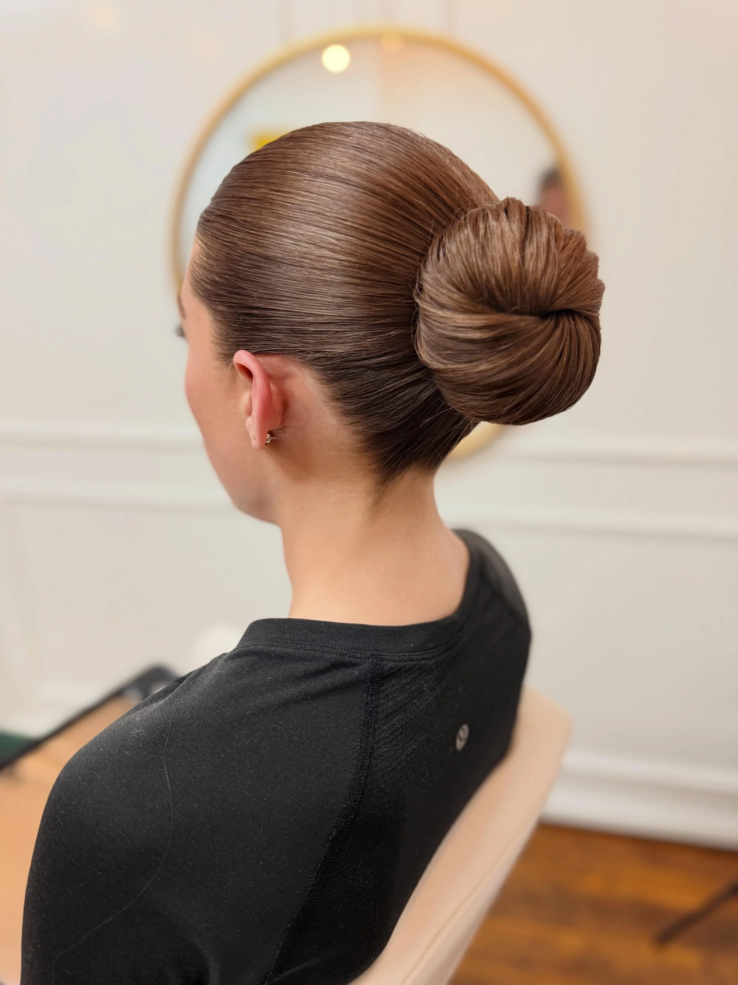 I know the algorithm hates a singe still photo but I don&rsquo;t do it for the algorithm, I do it for you!  Maybe you needed to see what a clean, slick back, brunette midi bun looks like on someone who has very thick hair and now you have! 

#bostonw