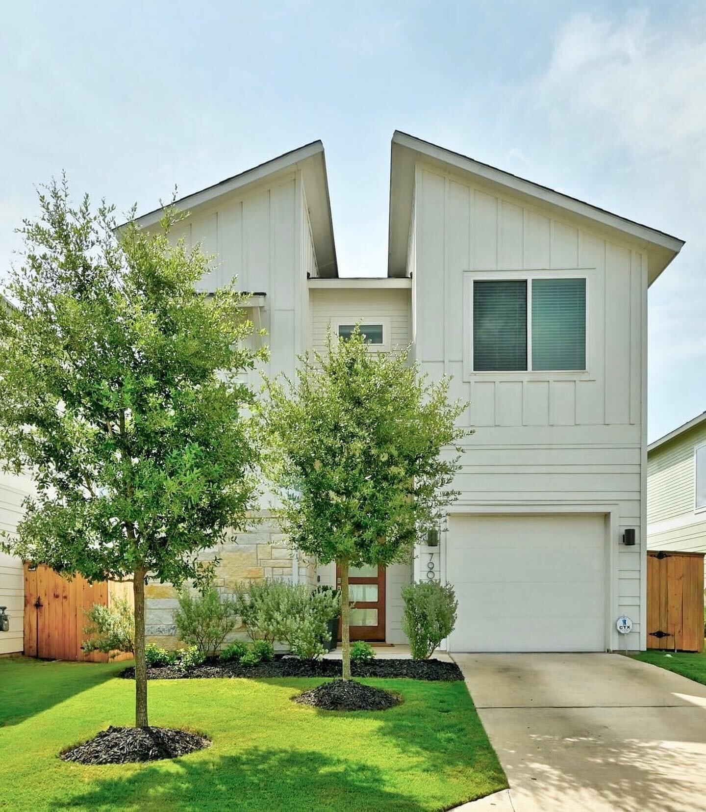 🏡 C O M I N G  S O O N to South Austin's Verrado neighborhood! 🏡 Swipe for a sneak peek of this 2 bedroom, 2.5 bathroom home nestled in a close-knit South Austin community minutes to Downtown, SouthPark Meadows &amp; South Congress.⁠⁠
⁠⁠
We're lovi