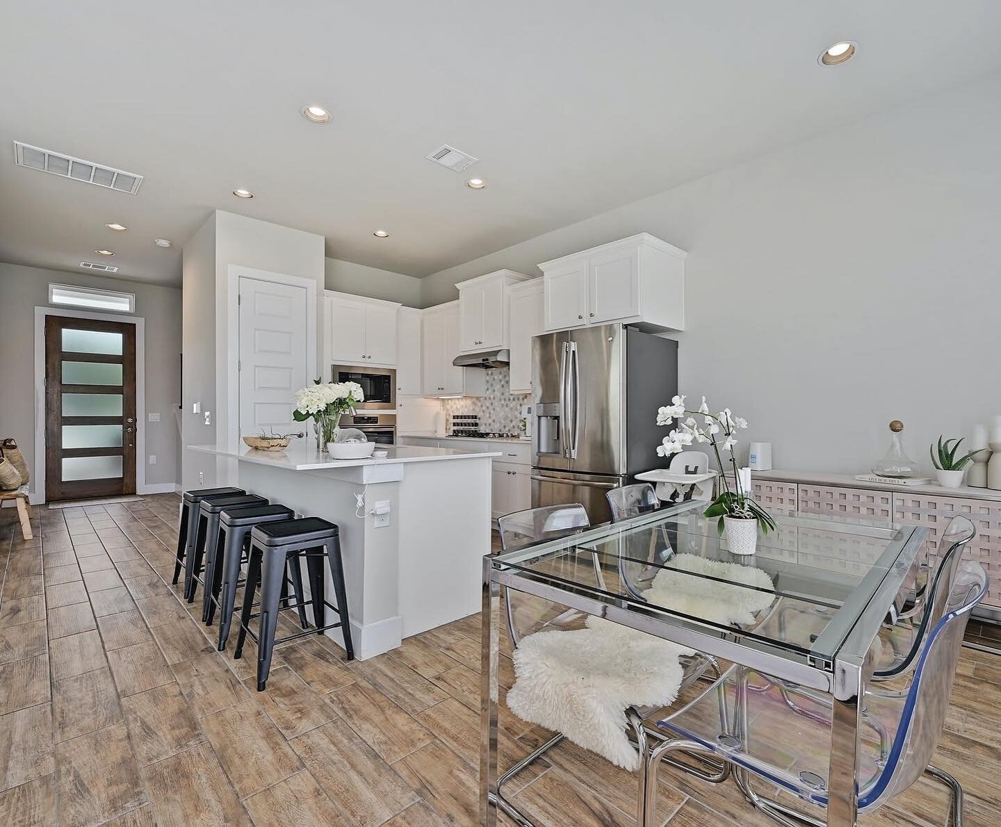 There's a N E W  L I S T I N G in the house! Introducing 7909 Vivid Sky, a 2 bedroom, 2.5 bath (+ bonus loft) home in South Austin's amazing, coveted Verrado community. ⁠⁠
⁠⁠
This home offers the best of modern living, a close knit neighborhood and a