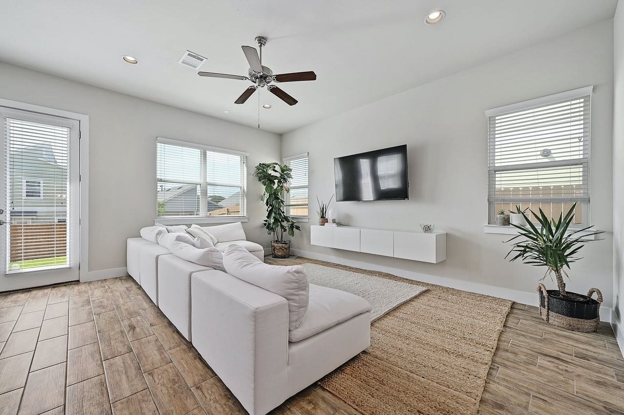 O P E N  H O U S E  X  2

We&rsquo;ve got a busy weekend of open houses at our 2 new listings this weekend. Don&rsquo;t miss your chance to view these amazing properties. One south, one north, both in stellar locations!

1️⃣ 7909 Vivid Sky Ln. 78748
