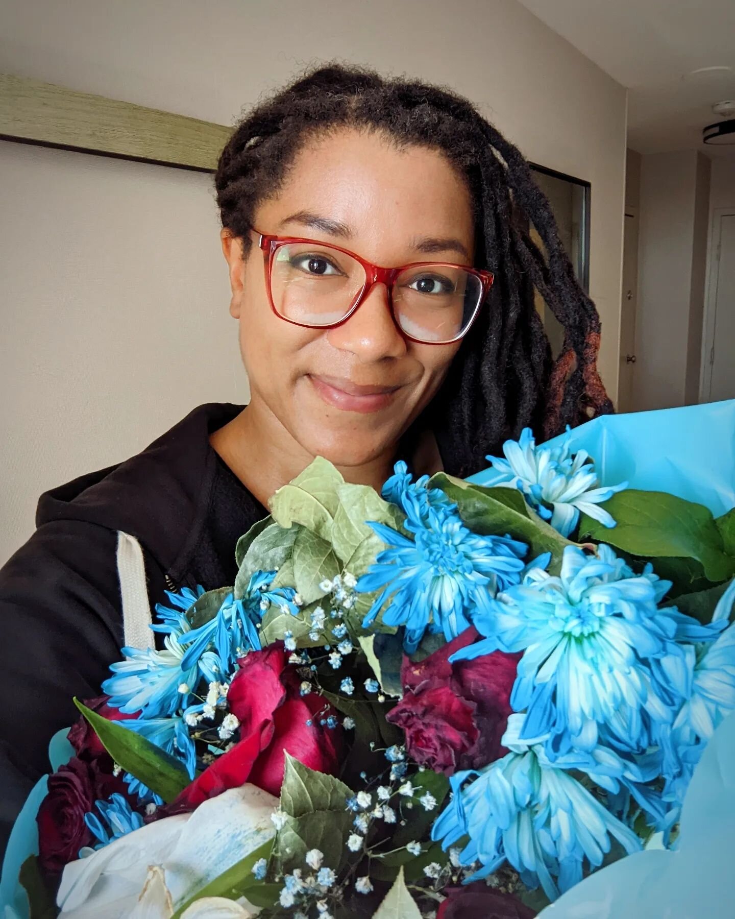 Home from 2 weeks of touring and I am all extremes! Extremely exhausted, extremely proud, and extremely thrilled to have met SO many Legendborn Cycle readers. 🥰🙌🏽🫶🏽 This is my tired face, foggy glasses, and a bouquet of Aether &amp; Root flowers