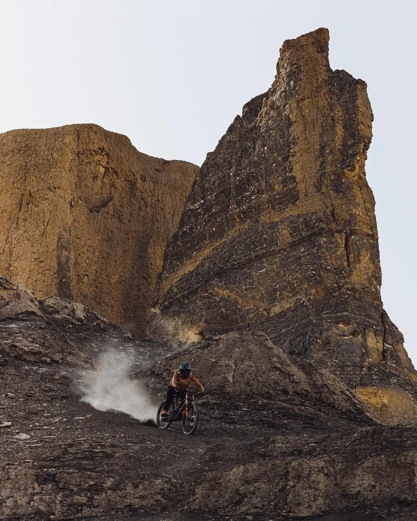 This never ending winter has me dreaming of desert days on the big bike. 🏜

📸: @stephenshelesky 

#mtb #mtblife #mtbgirls #mtbgirl #ferdagirls #freeride #freeridemtb #nodignoride @pivotcycles @smartwool @athleticbrewing