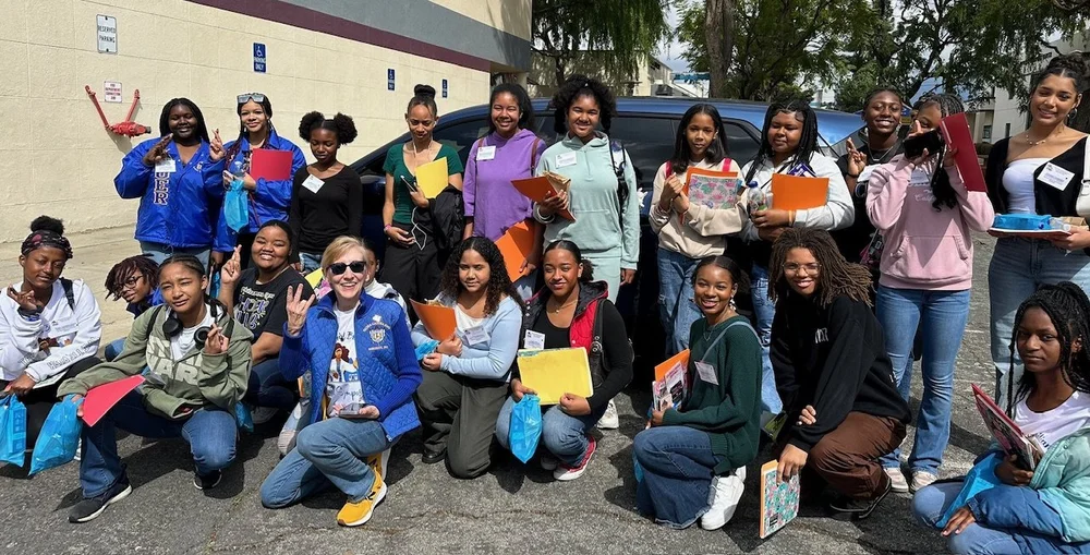 Zan with Students.jpg