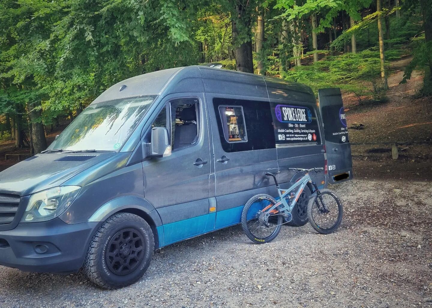 Alex's beautiful @orangebikes in recently for a full Classic service as well as having new BB bearings and a full tubeless refresh with new @mucoff rimtape, sealant and valves 👌🏼

🚲⚙️🔧🚐💨

#spokeandedge #mucoffmobilemechanic #mobilebikemechanic 