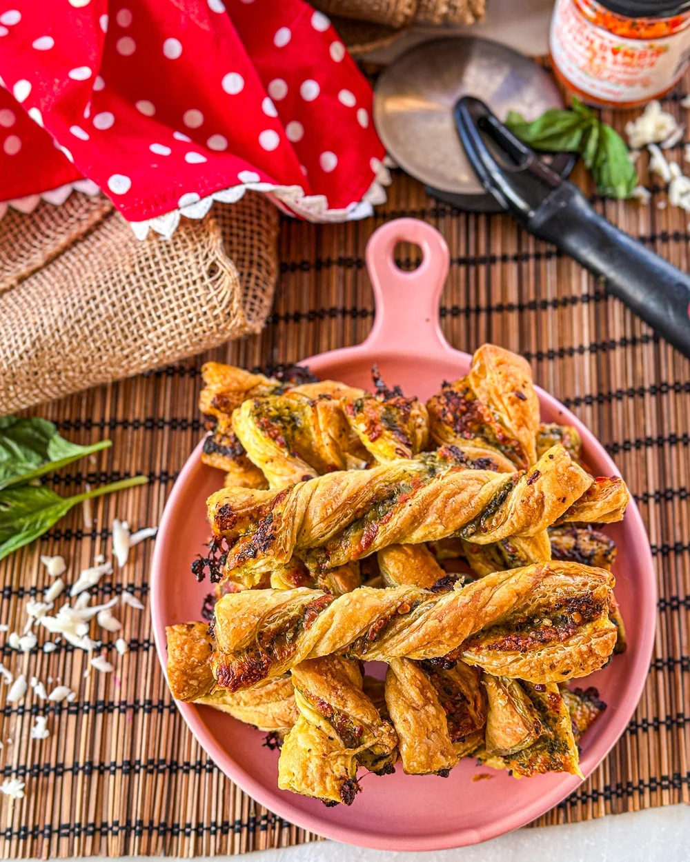 韓国人気 COMD APPETIZER BAG PASTRY BASIL PESTO Basil Pesto Star Bread - Bakers Table