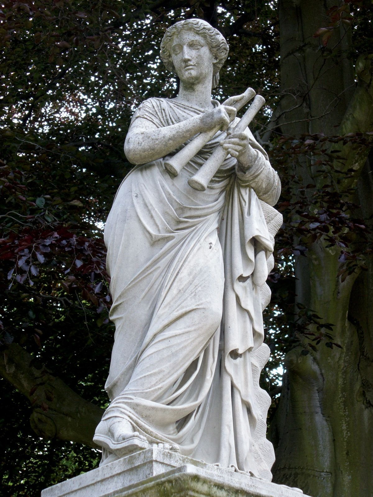Euterpe-statue-Sanssouci-Park-Ger-Potsdam.jpg