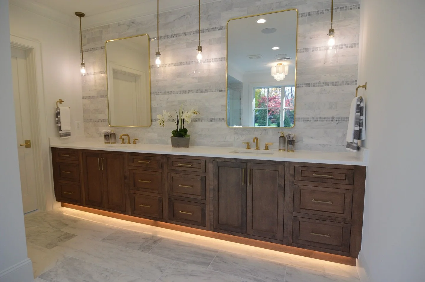 ✨ Mondays feel better with a space designed for fresh starts. This custom 10 foot primary vanity recently built for our client brings beauty and function together. #bullseyecabinetry
