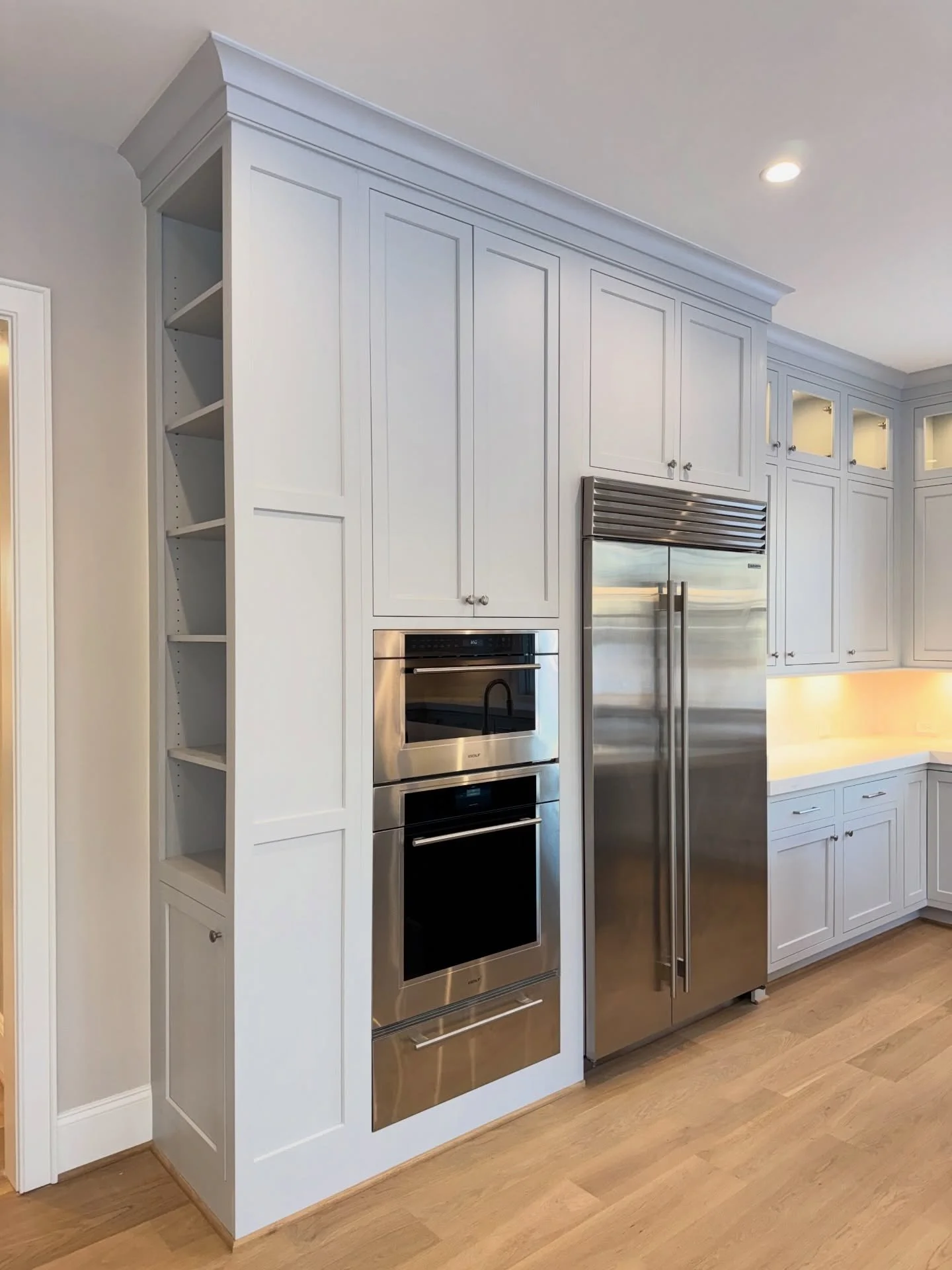 We&rsquo;re big fans of the &ldquo;now you see it, now you don&rsquo;t&rdquo; magic of integrated appliances. But every so often, a kitchen calls for letting the heavy hitters stand out.

In this space, the metallic finish acts as a visual anchor aga
