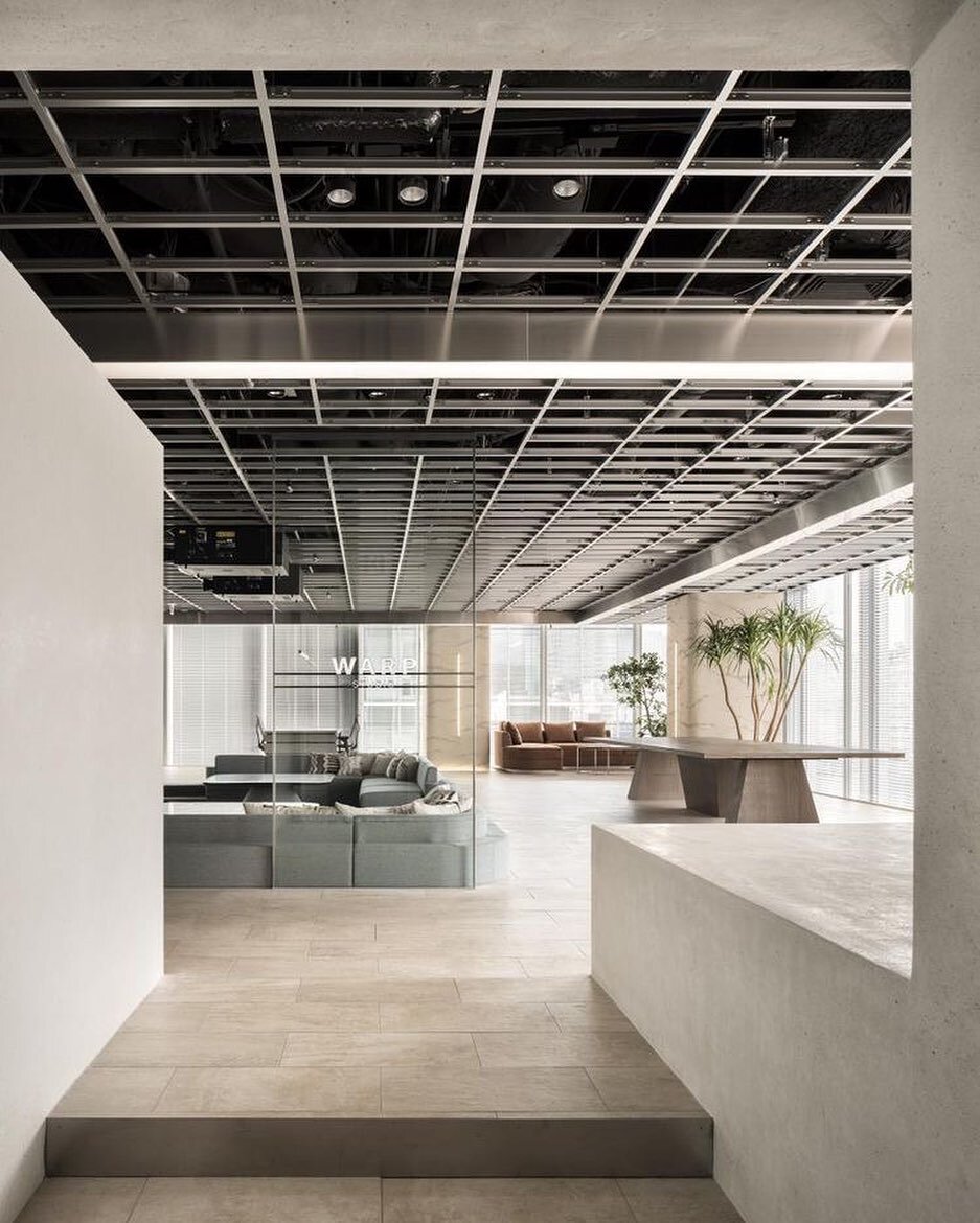 Ceiling detail lusting . Warp Studio by @i_in_official . Persuading the client black is (always) a good idea .