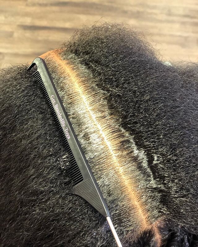 Have you ordered you Get_BraidedBy_Toya parting comb ? .
.
parts not CLEAN  and NEAT ENOUGH 🤔 PURCHASE YOURS NOW ‼️ ( Click the Link in my Bio ) WEBSITE ⬆️⬆️ SHIPPING IS EVERY MONDAY .... ✔️ #.
.
.
.
.
knotlessbraids#hairextensions#hairstyles#braids