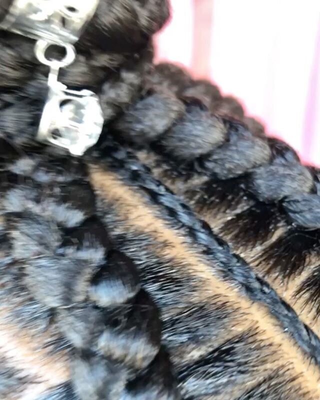 Kids Bun with a lil / Freestyle🤩🤩
.
.{SWIPE LEFT}
.
#knotlessbraids#hairextensions#hairstyles#braidsforkids#braids#threelayers#creative#blessings#braidblogger#hairfashion#hairideas#marleytwists#cornrowstyles#longbraids#sidepartfeedins#godessbraids#