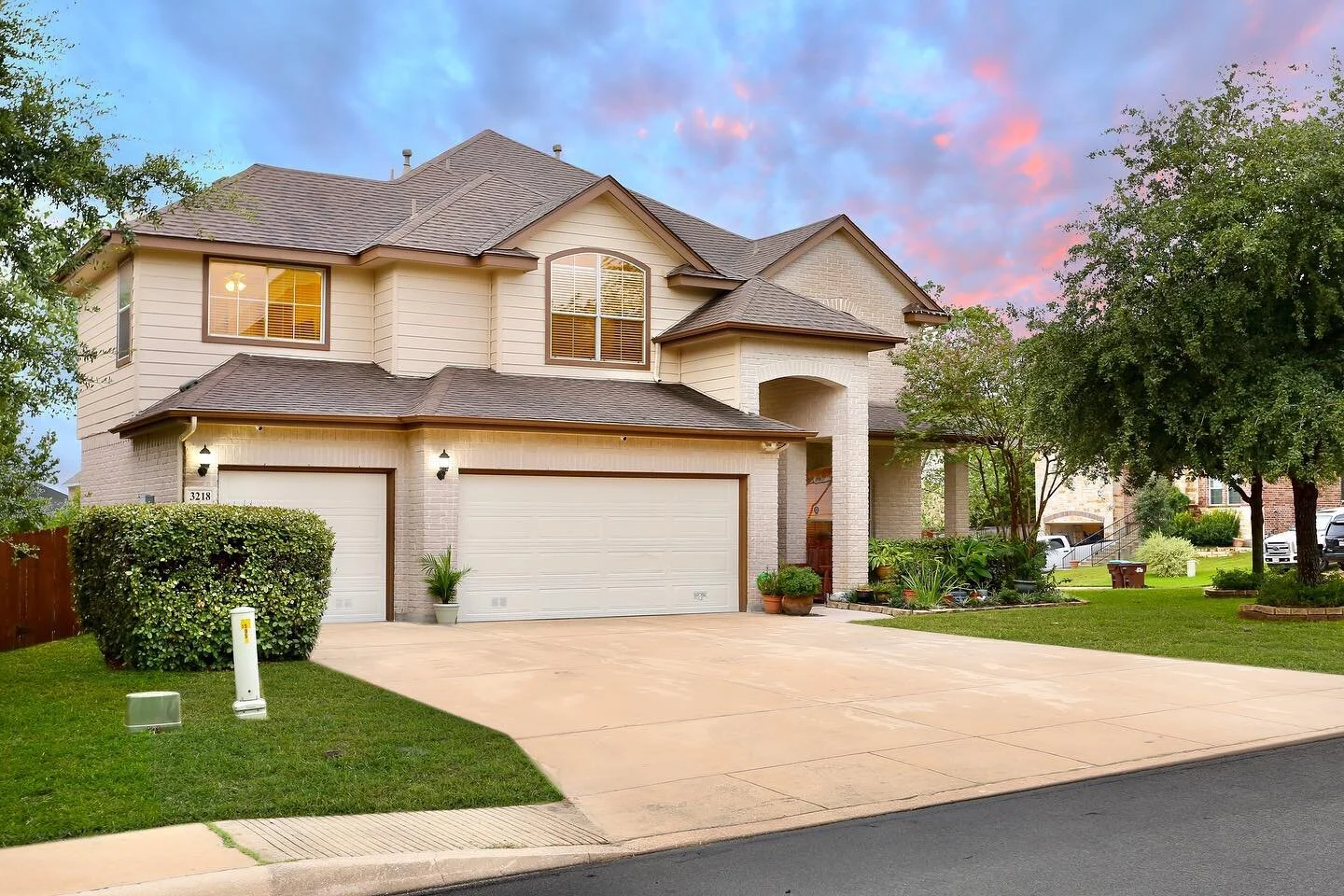 My NEW Listing is LIVE🏡
Your dream home is here!! A DR Horton build, Stunning 5 bedroom 4 bath 2 story home located in the Colony At Indian Springs☀️ Open the door to 20' feet high entrance! Gorgeous updated kitchen with island and exquisite backsplash. Closed off office with double doors. Covered patio and large extended deck, great for entertaining! Private balcony in the master suite with amazing VIEWS 🌄 This home sits on a corner lot with OVER 3,800 sqft. of spacious living! Updated 3 car garage and great schools in the area! Easy access to 281 and minutes from TPC resort. Minutes away from Village at Stone Oaks for shopping and eating. Come Make this opportunity a reality today as this house is ready to be called home for one lucky family!

➡️ MLS # : 1485564 
📍Address: 3218 Shoshoni Rise, San Antonio, TX  78261
🏠 List Price: $415,000

To schedule your private tour :
Email: Ryder@Malouffig.com 
*
Bad credit? Need Down payment assistance? Need money for closing cost? I can help, lets chat!

✅ Get Pre-Approved 
🏡 Find your home 
📝 Make an offer 
🔑 MOVE IN 
🧑🏻&zwj;💻Ryder Boatman 
📲 (281)755-2867 
📧ryder@malouffig.com 
🏢 Keller Williams Heritage