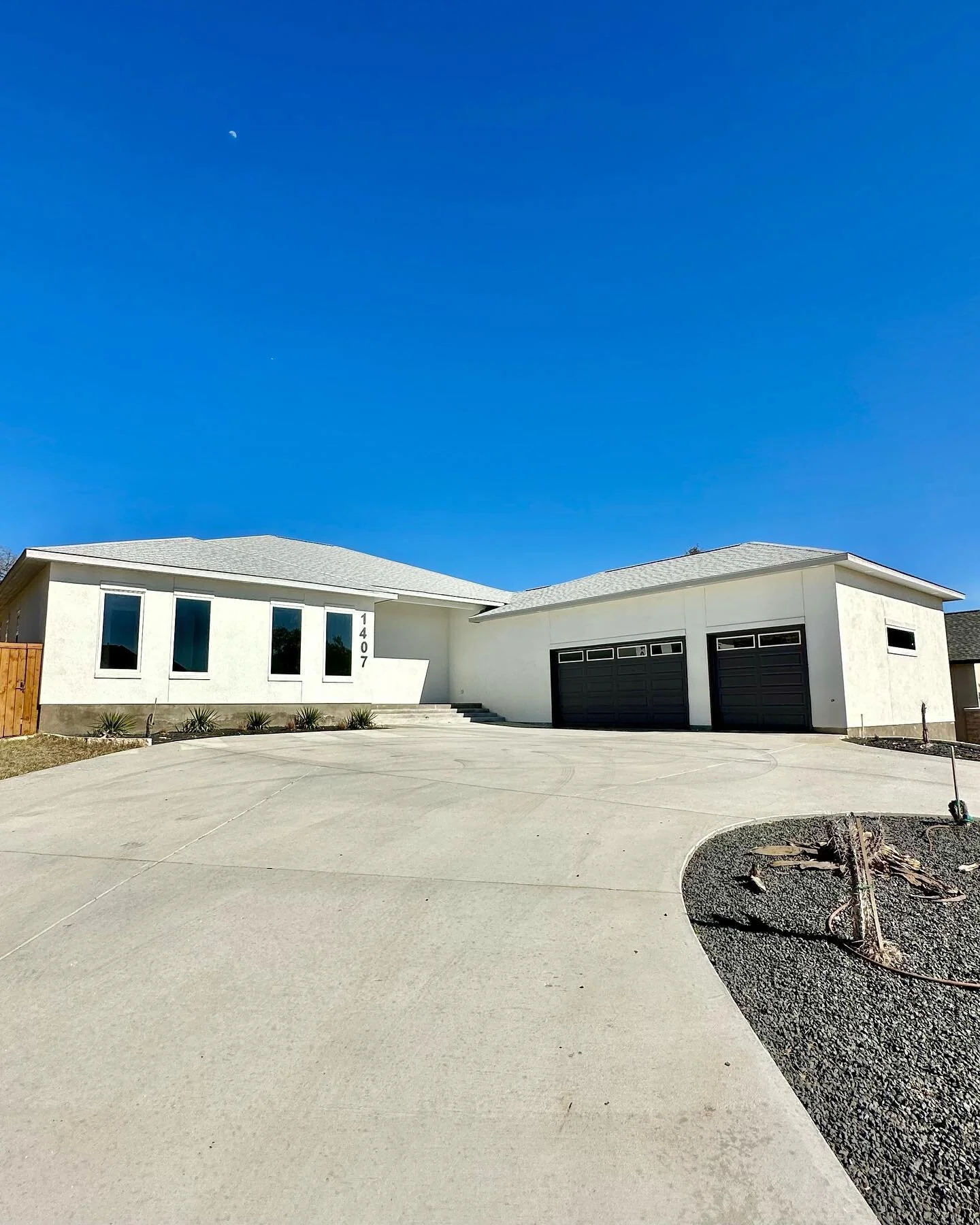 North San Antonio, Texas 📍
New construction luxury home located in a gated subdivision, featuring 3 spacious bedrooms plus an additional office/game room, 4 full bathrooms, and 3 car garage.
Listed at $765,000

DM for more info @Ryder_Realtor 📥 
Or