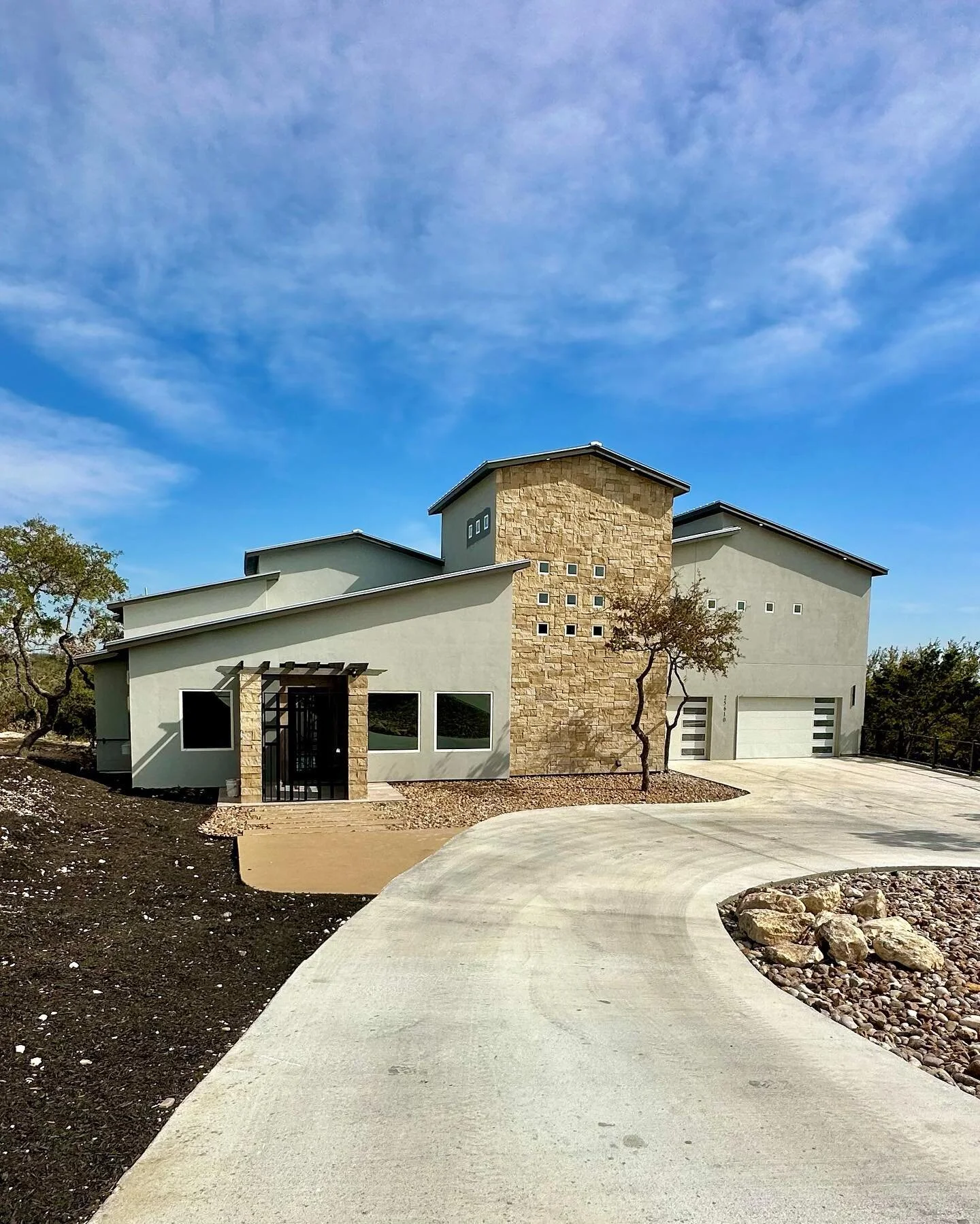 North San Antonio, Texas📍 

Brand new build sitting on almost one acre of land in north San Antonio. This contemporary estate features 4 bedrooms, 3&frac12; baths, a separate dining room, an office, and a private loft and balcony for entertaining gu