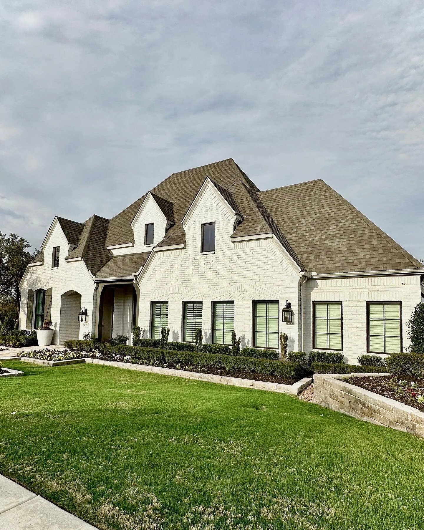 North San Antonio, Texas📍 

New gated community offering 80' wooded homesites. This secluded upscale community offers homeowners a hill country lifestyle with the convenience of shopping, dining, and entertainment nearby 🛍️

This home features up t