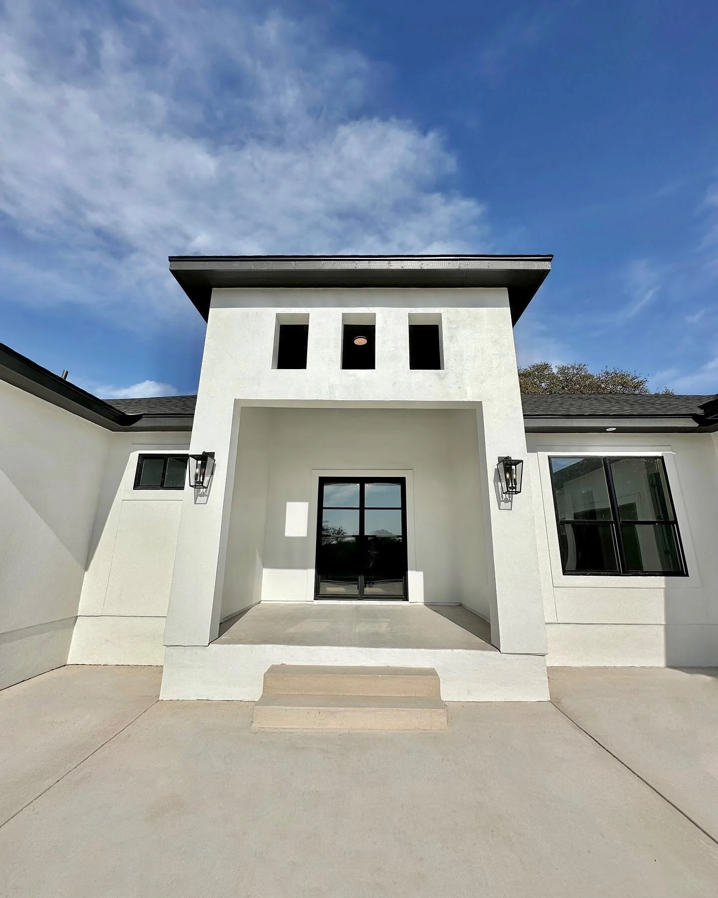 North San Antonio, Texas📍 

Available Now, is a spectacular one-story luxury home with rolling hill views ⛰️
4 Bedrooms, 4 Bathrooms, stunning foyer, flex room, and office with over 4,400 sqft of living space. 

DM for more info @Ryder_Realtor 📥 
O