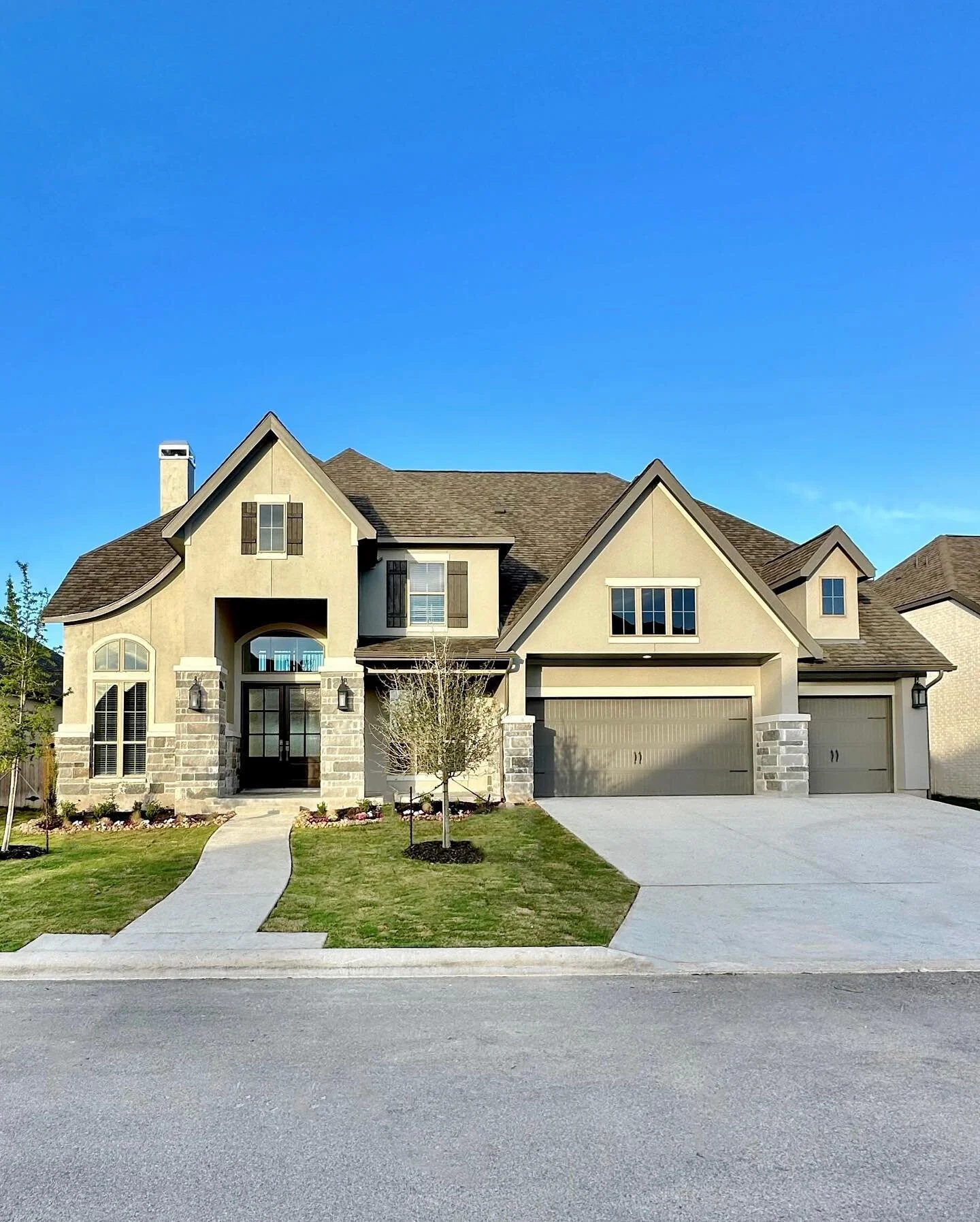 North San Antonio📍 

Brand New build ready for move-in 🏠
5 Bedrooms, 4 Bathrooms, 3 Car Garage, Game Room, Flex Room, office, and over 4,100 sqft. 
Listed at $894,900

(*Save up to 30k when using builders preferred lender) 
DM for more info @Ryder_