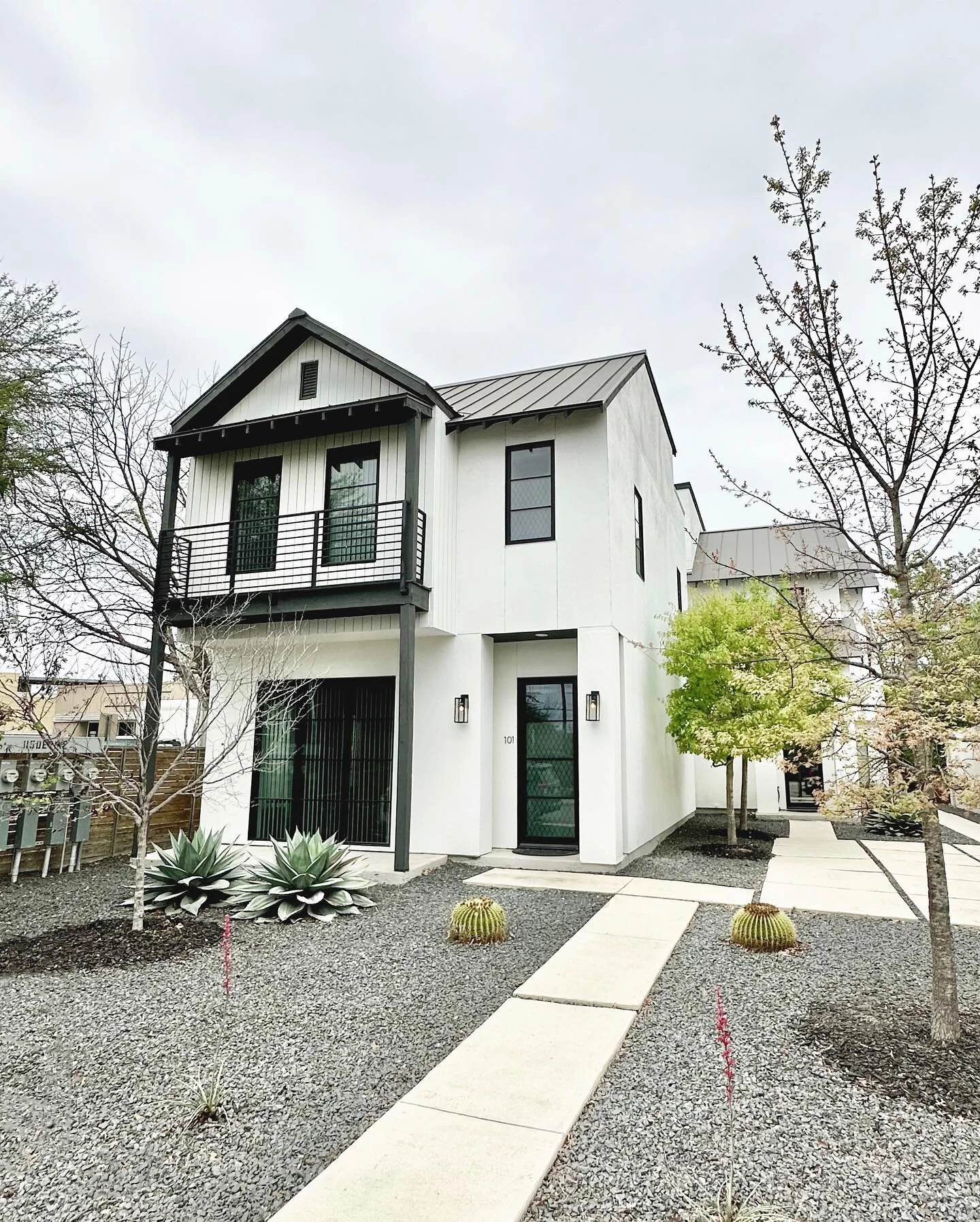 San Antonio, Texas📍 

Stunning New 2-story Townhouse-style home available in the highly coveted area of Southtown. With a spacious Rooftop with picturesque views of downtown San Antonio and Towers of America. Newly built, fully furnished, and move-i