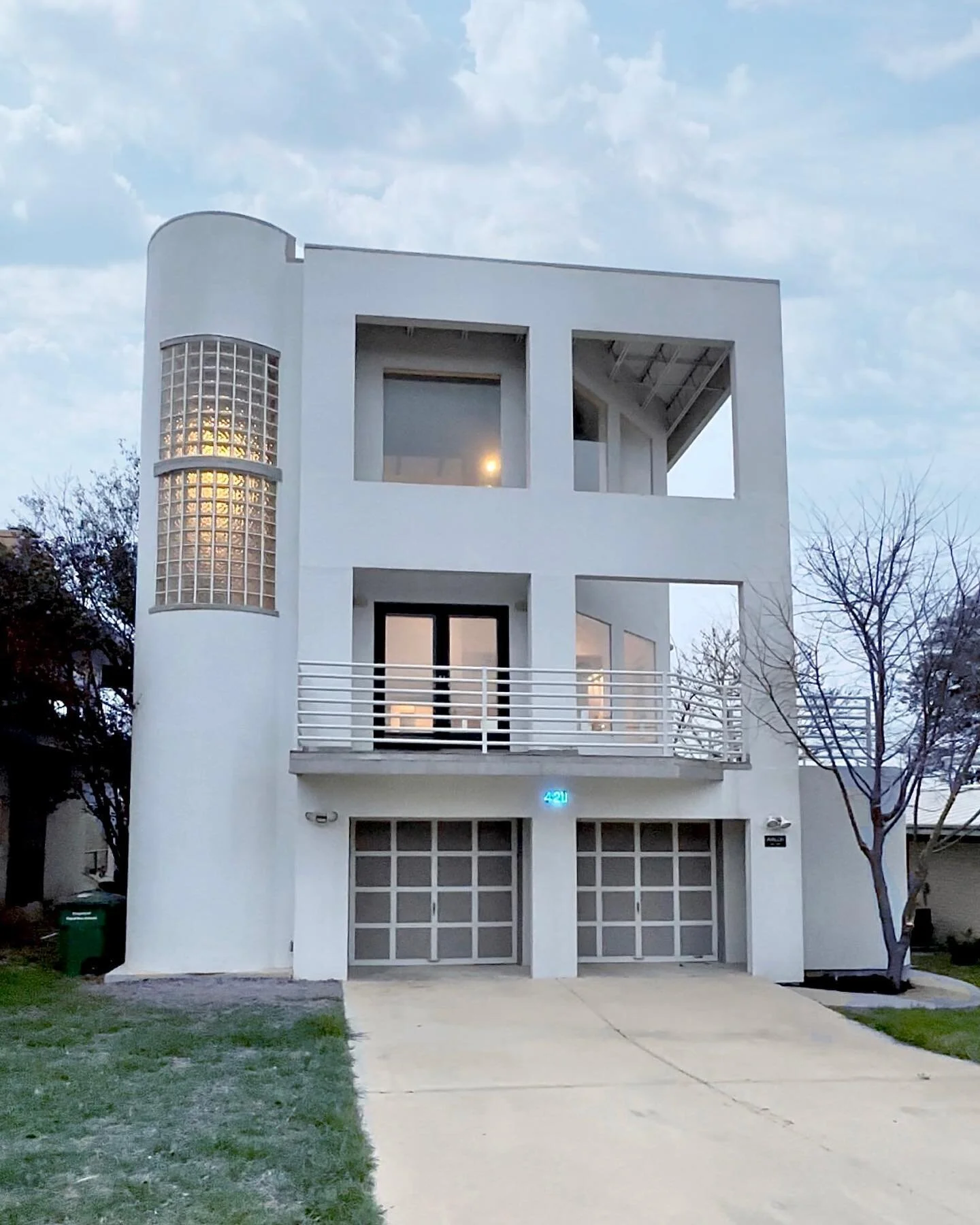 Located in Central San Antonio 📍

Panoramic views of the city 🏙️ Loft-style contemporary living with over 2,300 sqft. All rooms have outside access to balconies and patios. *Add a rooftop terrace and capture the stunning downtown skyline views. You