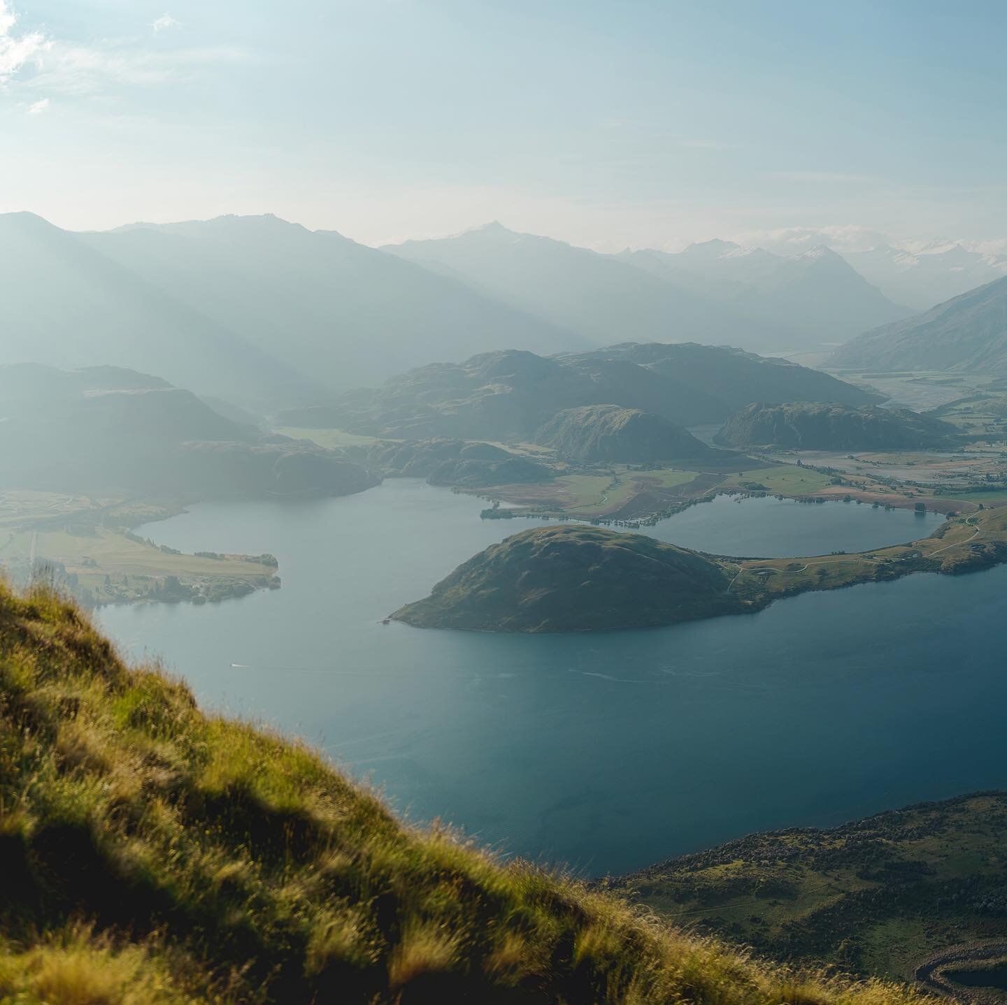 ✨ C O R O M A N D E L  P E A K ✨
The views here are 360 degrees. No matter which direction you look, it's pretty outstanding. For a glimpse at what it's like, be sure to swipe left, to see where you could be eloping! 
.
.
Snapped by our mate Andy / o