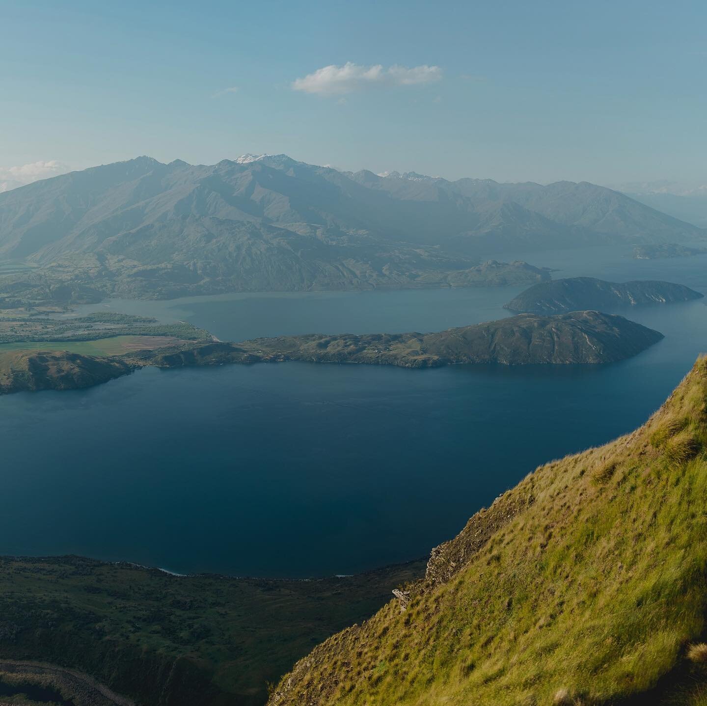 ✨ L A K E  W A N A K A ✨
There's nothing quite like seeing a large body of water from a birds eye view. Here she is, lake Wanaka in her glory!
.
.
Snapped by our mate Andy / one of the talented crew at @hideandseekelopementco
.
. 
.
#sayidoinwanaka #