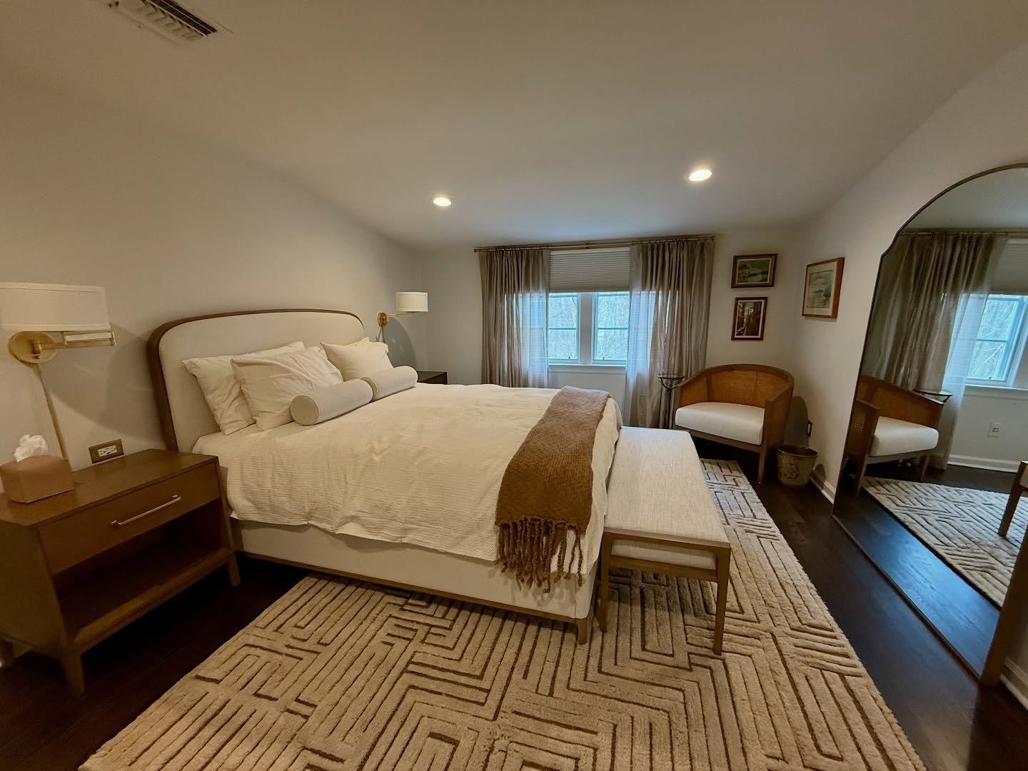 This guest room got a major hotel inspired makeover 😍 SWIPE for BEFORE #hotelvibes #visualcomfort #bollandbranch #guestroom #makeover