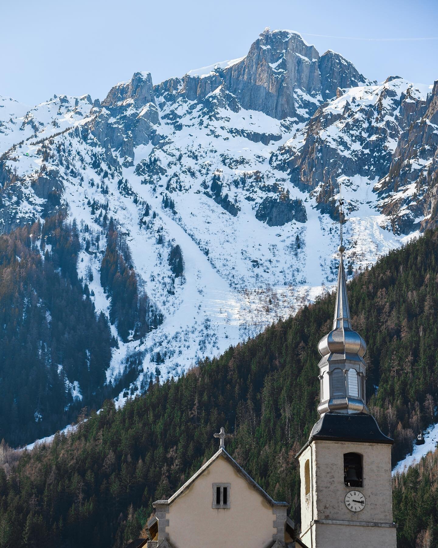 Welcome to Chamonix, France 🇫🇷 This beautiful area of southeastern France is known for its stunning panoramic views and incredible skiing. These French peaks are something else 🙌