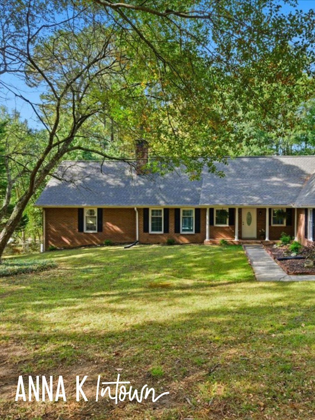 🌅 Ever dream of waking up to peaceful water views and ending your day with sunsets on the deck? This Willow Lake home brings that dream to life with modern comfort, flexible living spaces, and a serene lakefront setting perfect for slowing down and 