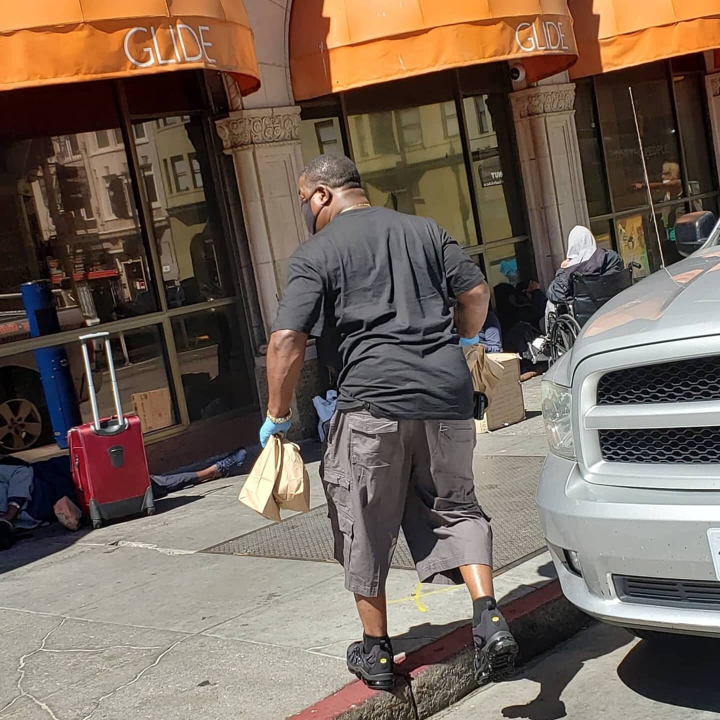 Big Rodney and I just finished passing out bags lunches, to the homeless down in the tenderloin. We love helping out with our community💯🙌🏾🥰. #URBLESSINGS I would like to thank #successcenter #ZuniCafe #mayorsoffice #minniebells #peachespatties #c