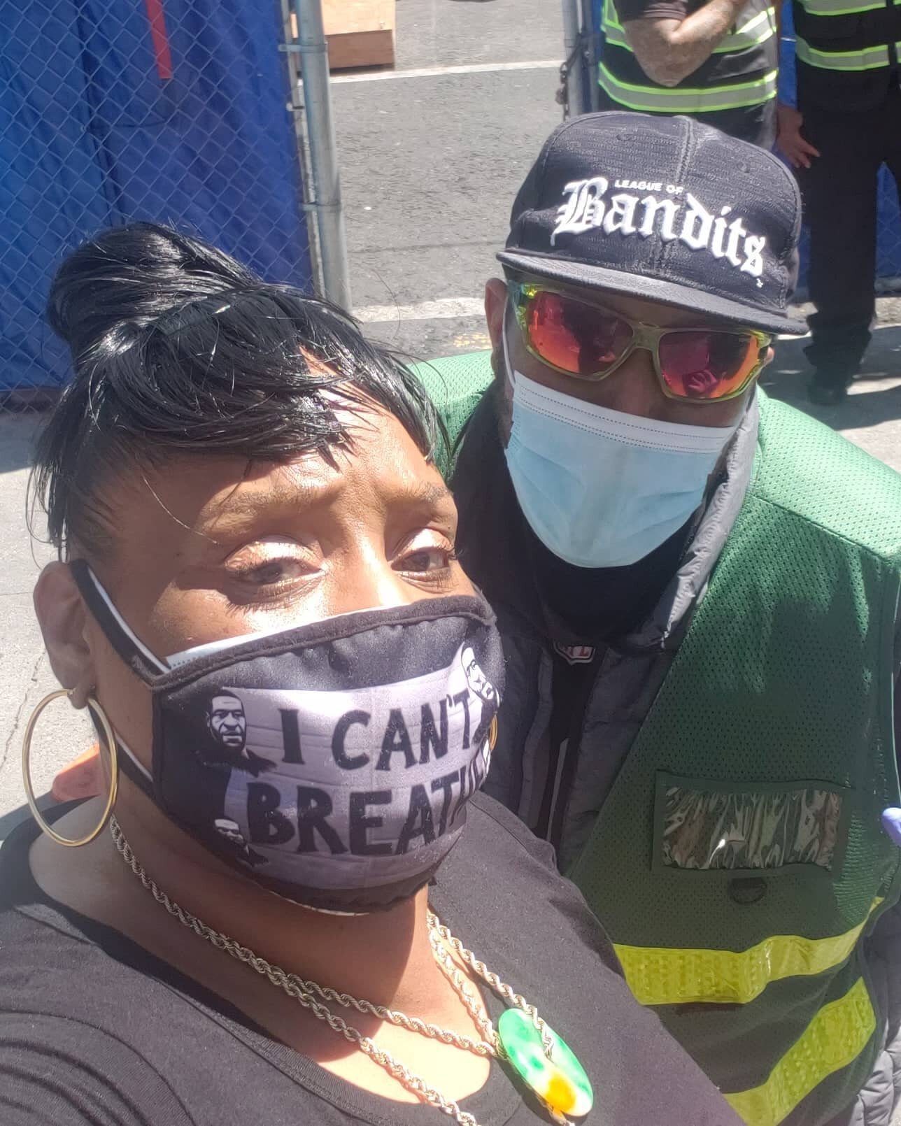Big Rodney and I just finished passing out bags lunches, to the homeless down in the tenderloin. We love helping out with our community💯🙌🏾🥰. #URBLESSINGS I would like to thank #successcenter #ZuniCafe #mayorsoffice #minniebells #peachespatties #c