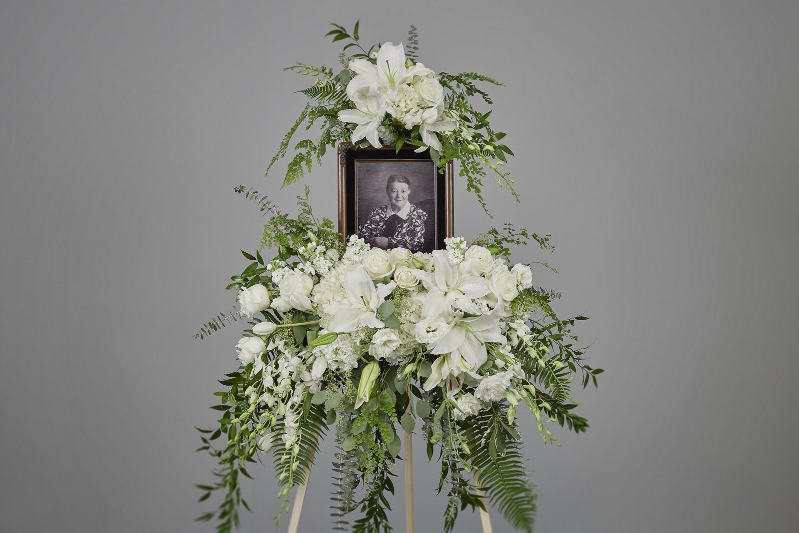 All-white-photo-easel.jpg