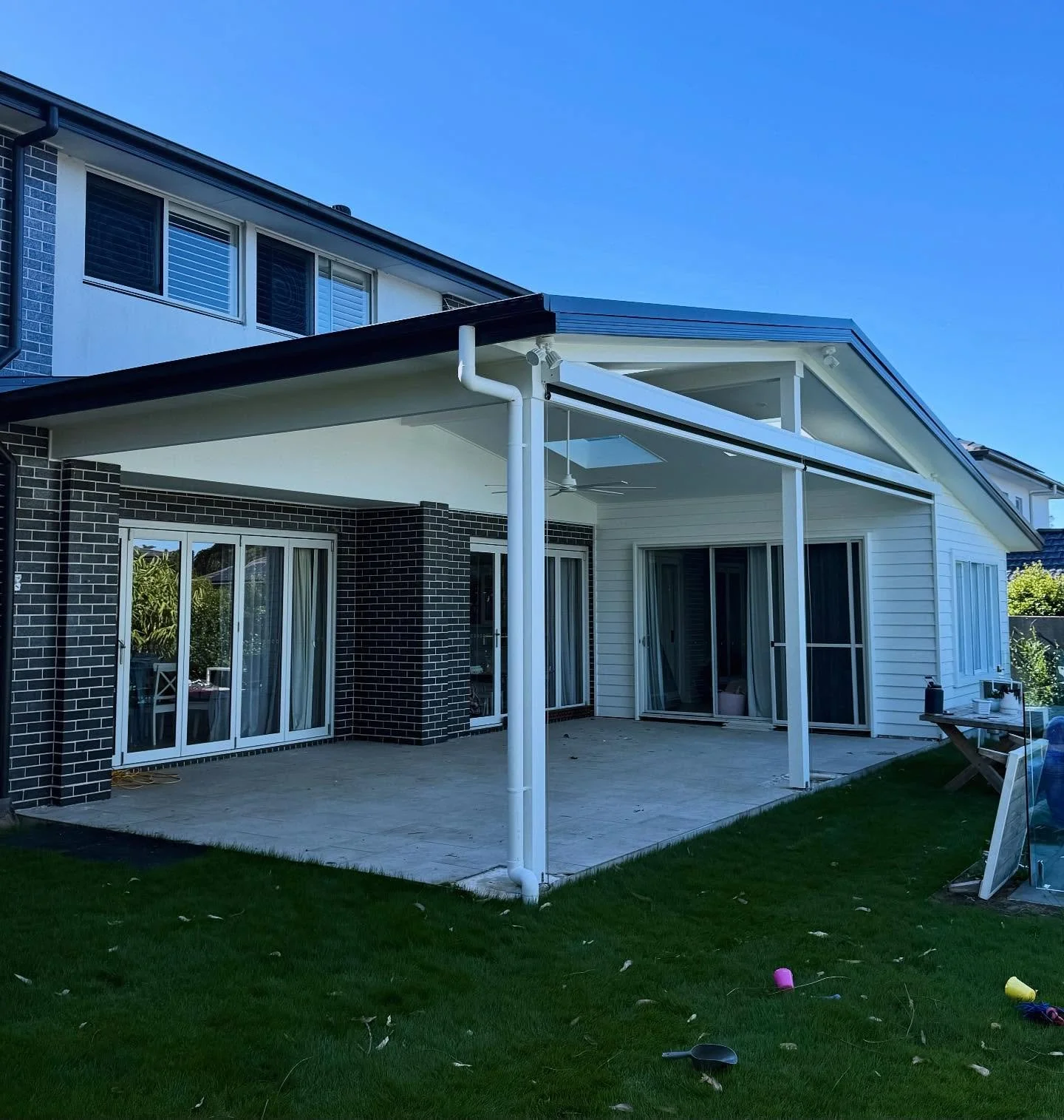 Our finished project in South Turramurra.
We extended down the side of the house which included 2 new rooms and a bathroom. Then demolished the old pergola and built a new one with 4 velux skylights and timber v joint lining boards. A composite deck 