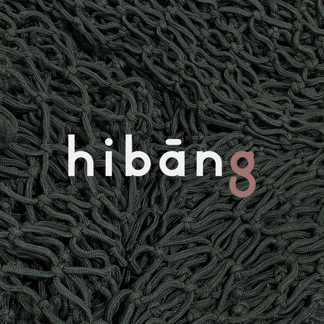 Hibāng是一個以兼具永續與品質生活的品牌。讓人們能愉悅地執行永續生活,不需要因為永續的理想而對生活品質有所妥協。我們的目標是創造零廢棄,可無限循環的經濟模式。 Hibāng漁網再生眼鏡,專為台灣人設計,使用台灣廢棄漁網再生材料製作,希望透過漁網再生材料加值,推動更全面的漁網回收,減少漁網成為海洋廢棄物的機會。我們將所有材料都當作有價值的東西,即使有天眼鏡不再戴了,我們用折抵換購的方式,鼓勵他們將眼鏡寄回來給我們再生成新材料,做成新產品,一起完成真正循環經濟。