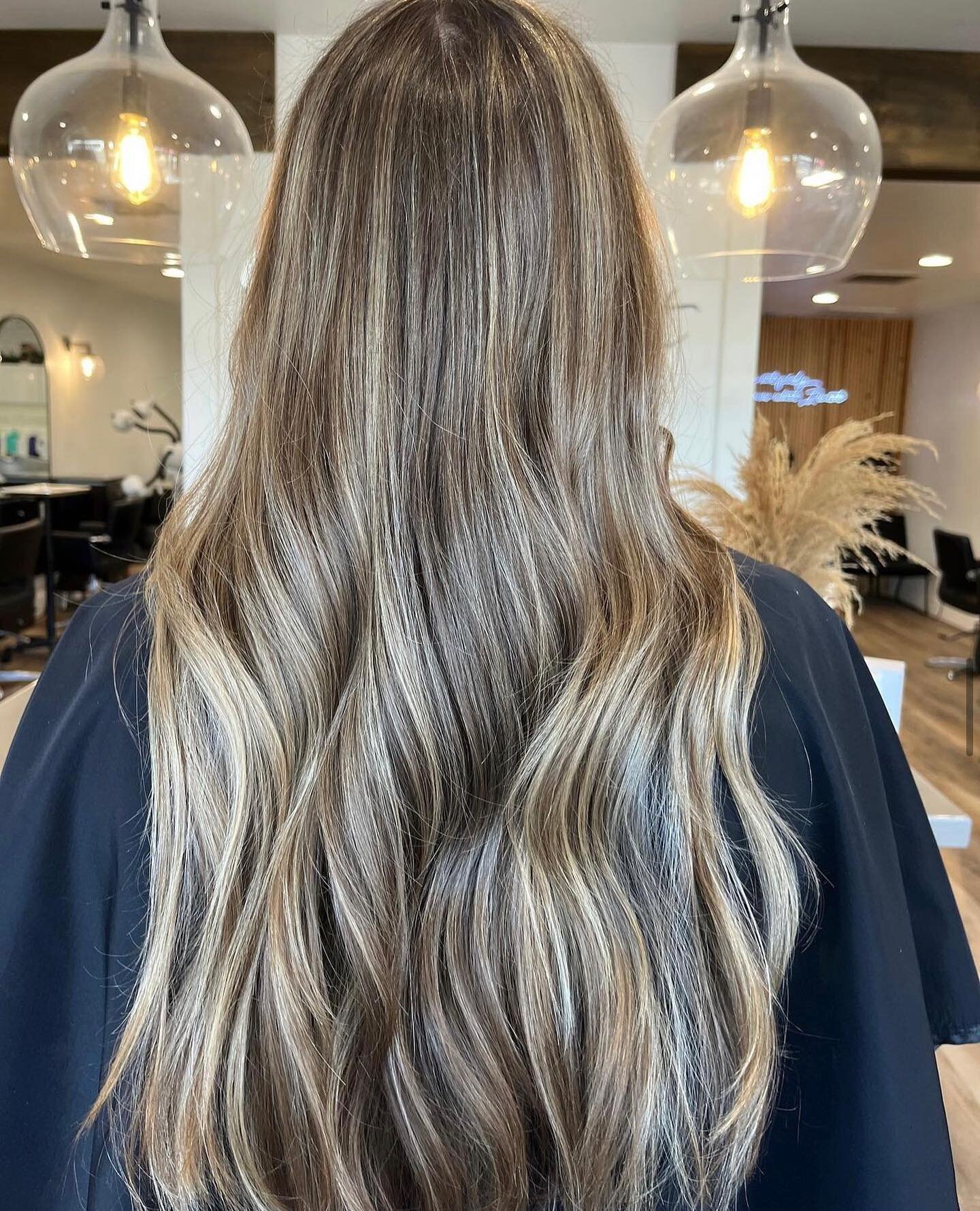 Beautiful teasy lights and balayage by @hairbymakinsie 💗 

Now is the time to get the hair you have always wanted! Start this new season with beautiful hair👏🏼 

#sumnerspremiersalon #sumnerstylist #balayage