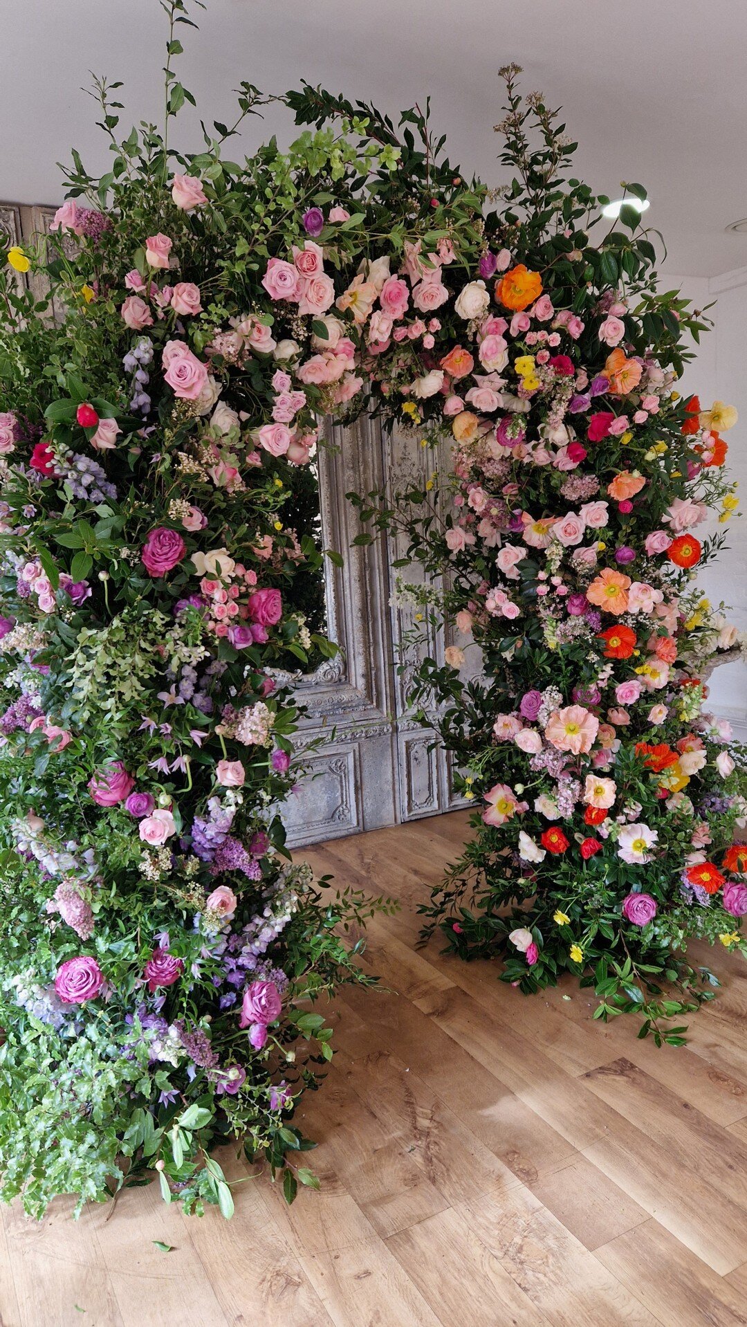 Weekend Wedding Inspiration⁣
I love all the beautiful colours in this floral arch by @thebotanyhouse at last years @uniquenorfolkvenues open day.  My most favourite invitation suites are when the couple go a little bold and wild with their colours!

