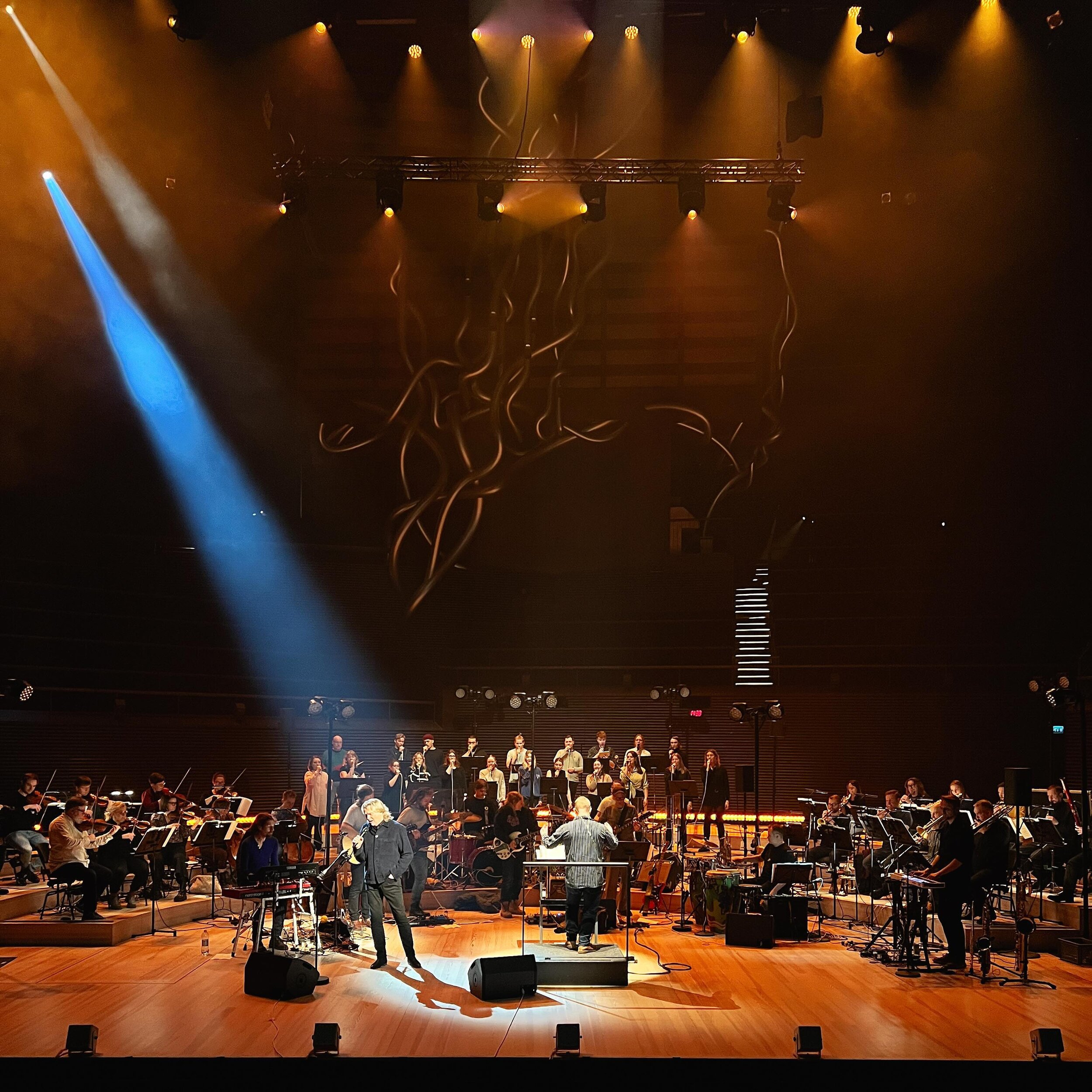 Terveisi&auml; Musiikkitalolta!🎶 T&auml;n&auml;&auml;n saamme olla mukana loppuunmyydyss&auml; Pepe &amp; Saimaa 10v-juhlakonsertissa. Orkesteri palaa lavalle Pepe Willbergin, Matti Mikkolan luotsaaman Saimaan ja Vaskivuoren lukion alumnikuoron kans